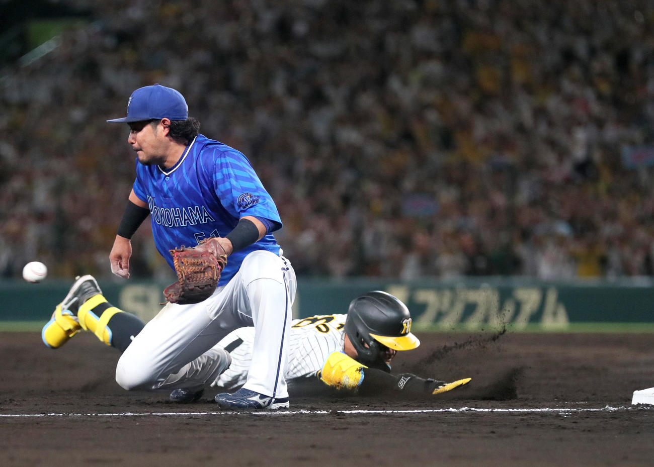 阪神対DeNA 7回裏阪神2死一、二塁、佐藤輝（右）は左2点適時三塁打を放ち三塁に向かう。三塁手宮崎（撮影・上山淳一）