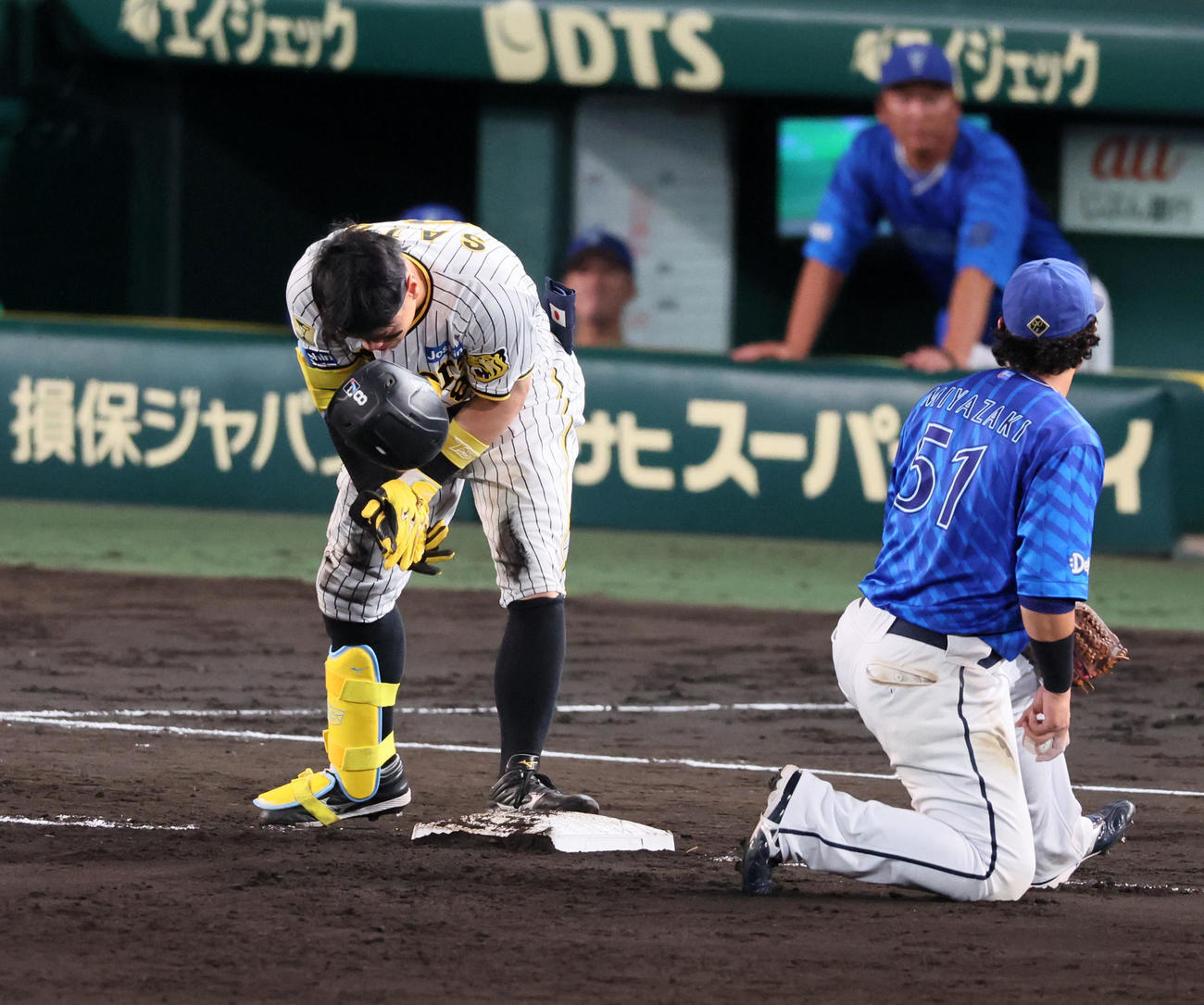 阪神対DeNA 7回裏阪神2死一、二塁、佐藤輝は左へ適時三塁打を放ちベース上でヘルメットが脱げる事も気にせず両手を叩く（撮影・加藤哉）