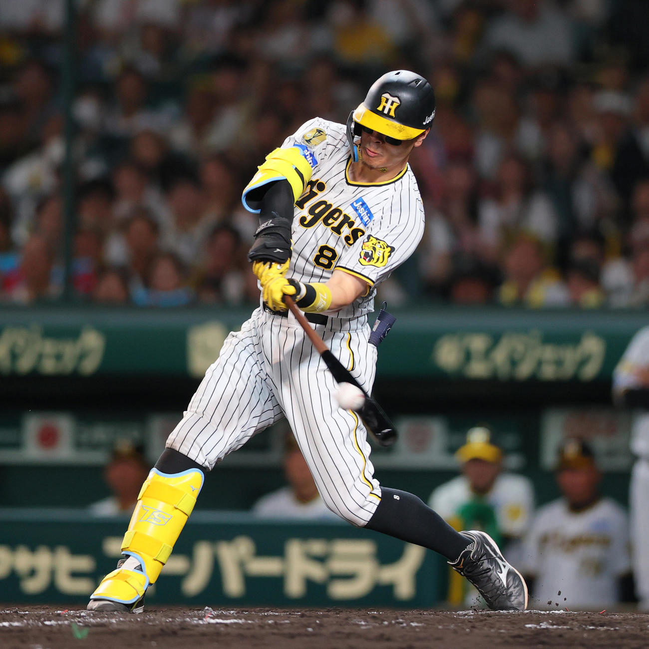 阪神対DeNA 7回裏阪神2死一、二塁、佐藤輝（左）は左2点適時三塁打を放つ（撮影・上山淳一）