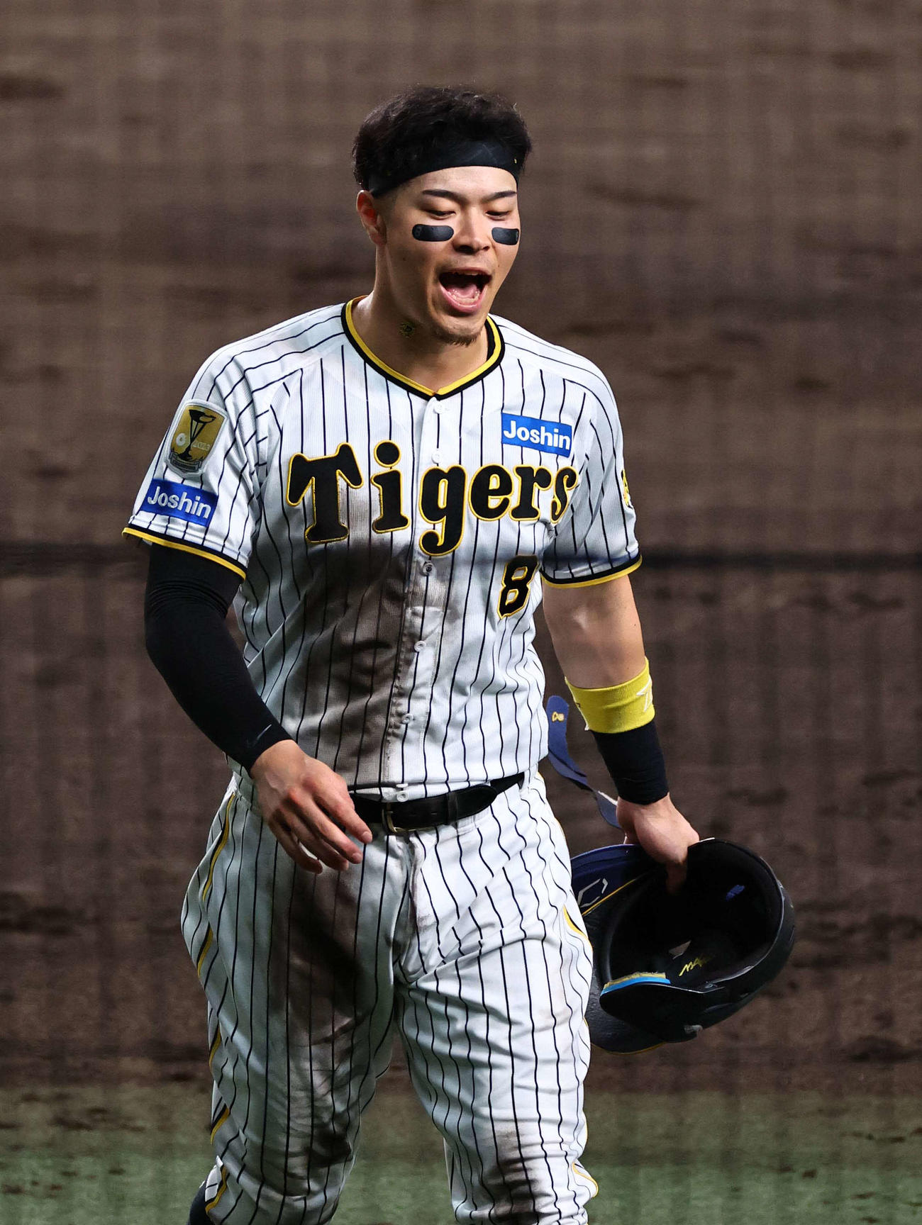 阪神対DeNA 7回裏阪神2死一、二塁、逆転2点三塁打を放った佐藤輝は雄たけびを上げながらベンチに引き揚げる（撮影・上田博志）