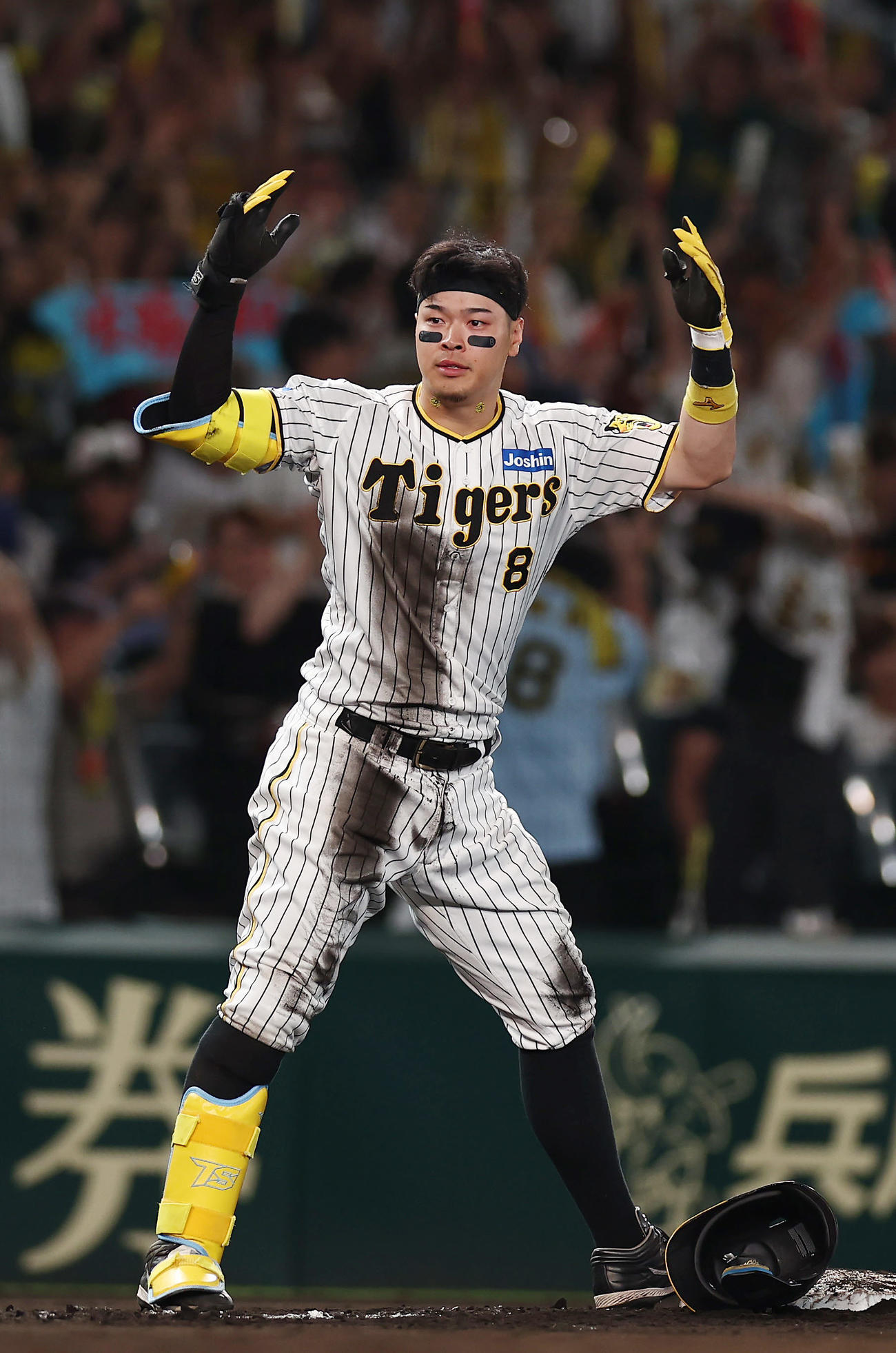 阪神対DeNA 7回裏阪神2死一、二塁、左翼線へ逆転2点適時三塁打を放ちポーズをとる佐藤輝（撮影・前田充）