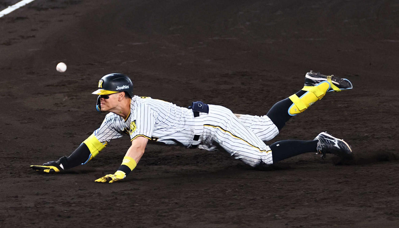 阪神対DeNA 7回裏阪神2死一、二塁、佐藤輝は逆転2点三塁打を放つ（撮影・上田博志）