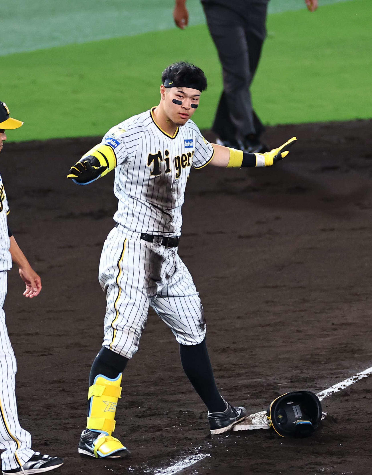 阪神対DeNA 7回裏阪神2死一、二塁、佐藤輝は逆転2点三塁打を放つ（撮影・上田博志）