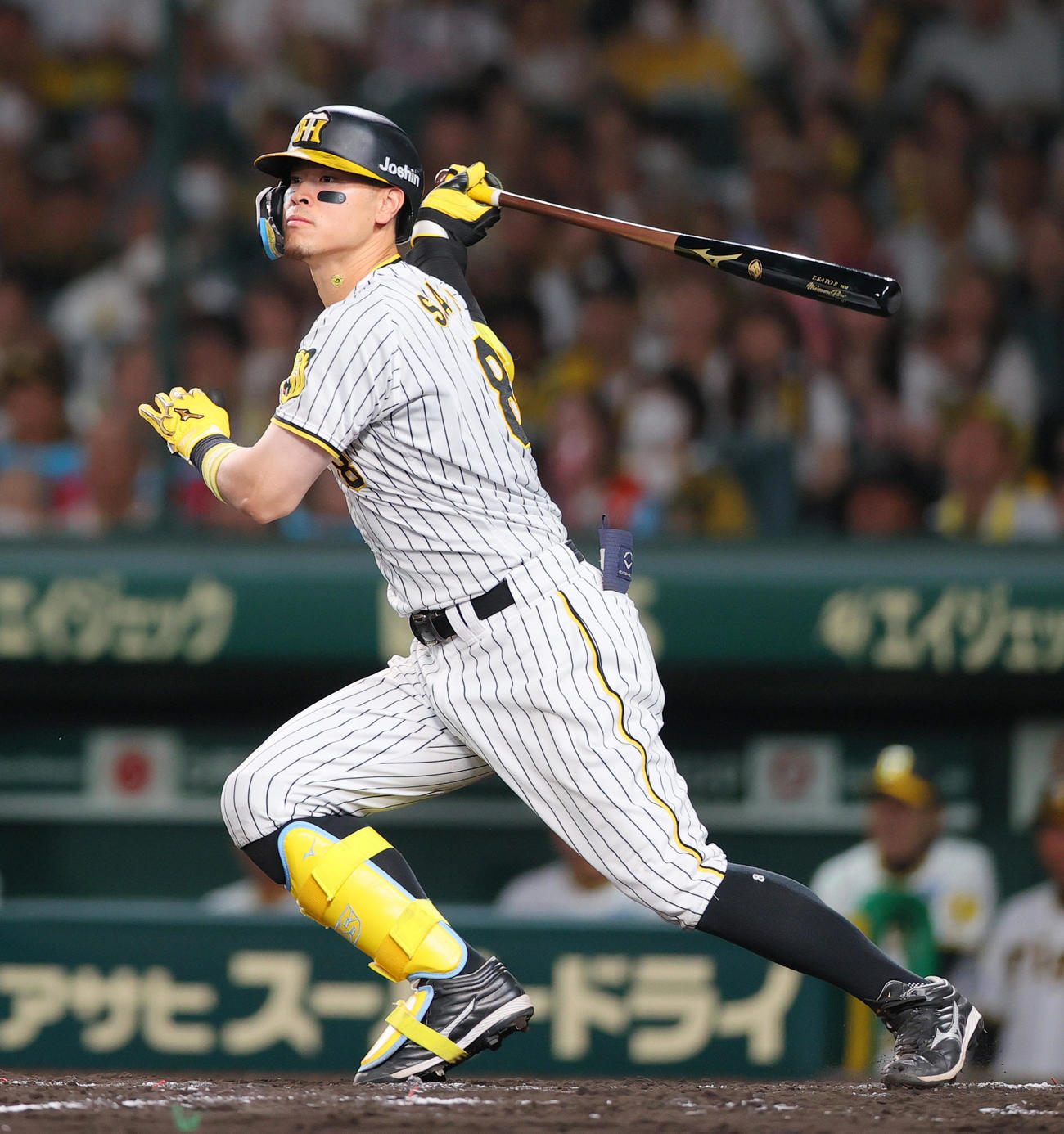 阪神対DeNA 7回裏阪神2死一、二塁、佐藤輝（左）は左2点適時三塁打を放つ（撮影・上山淳一）