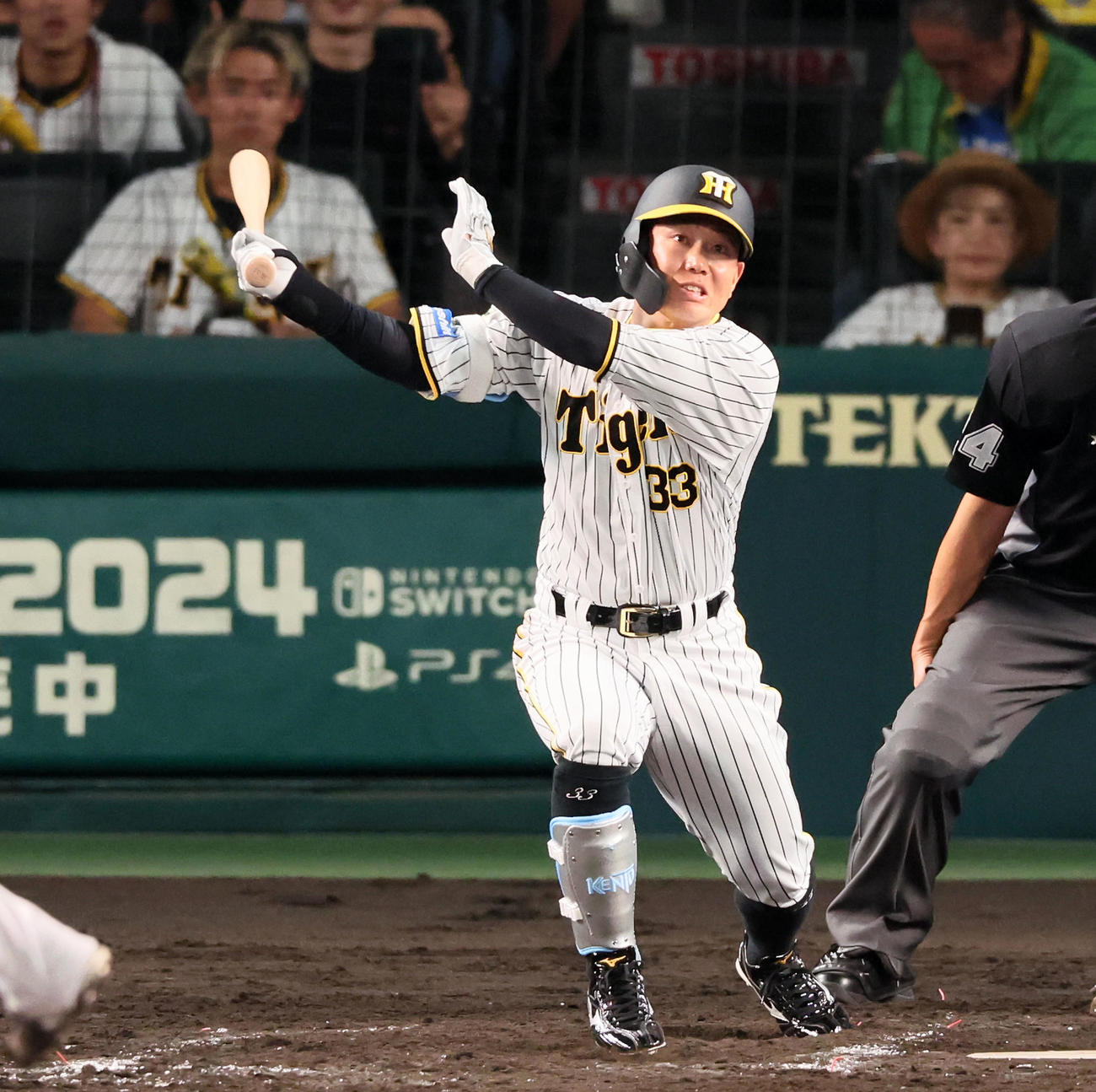 阪神対DeNA 7回裏阪神無死二、三塁、代打糸原は左前適時打を放つ（撮影・加藤哉）
