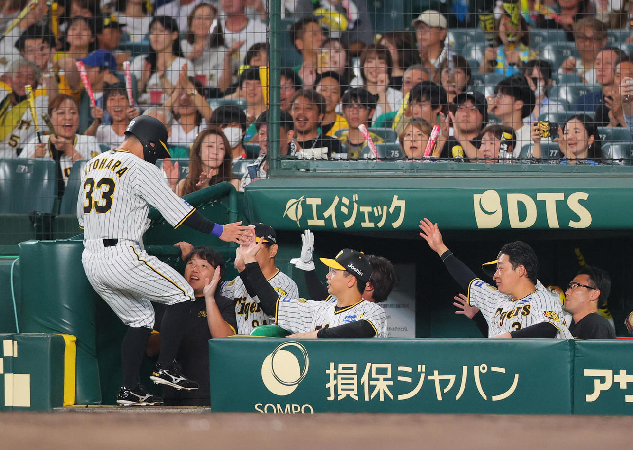 阪神対DeNA 7回裏阪神無死二、三塁、代打糸原（左）は左前適時打を放ち交代となりベンチのナインの出迎えを受ける（撮影・上山淳一）