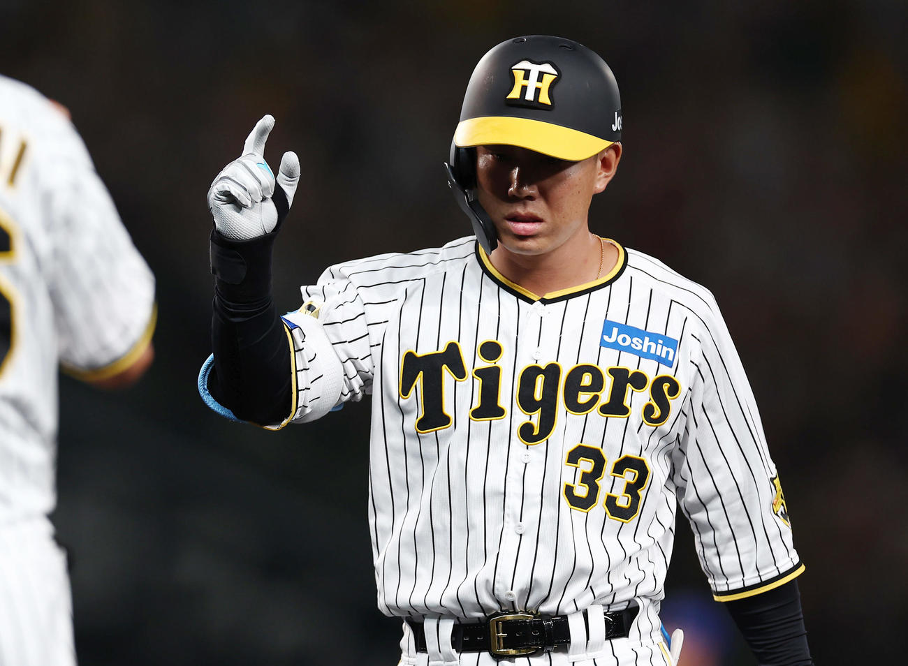 阪神対DeNA 7回裏阪神無死二、三塁、左前適時打を放った糸原（撮影・前田充）