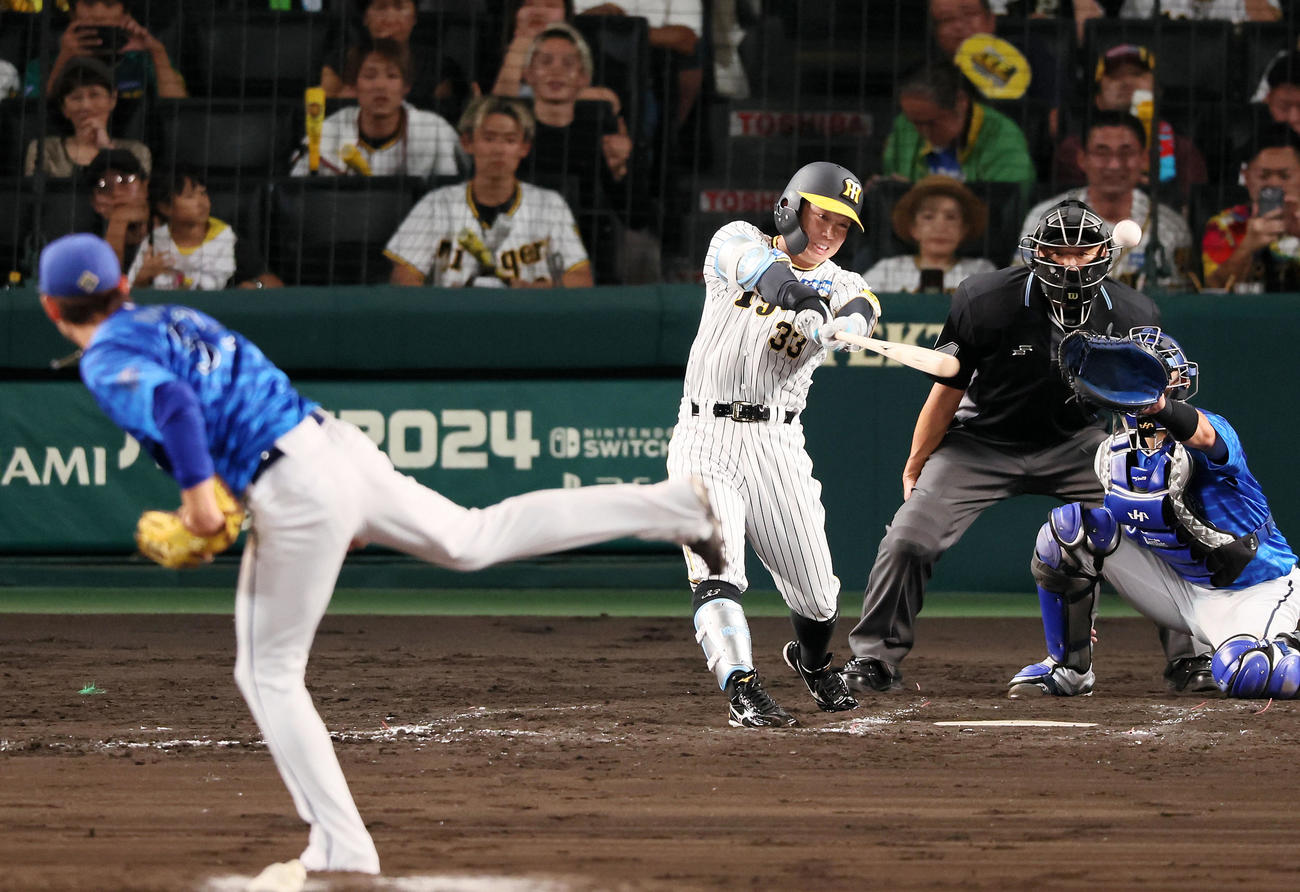 阪神対DeNA 7回裏阪神無死二、三塁、代打糸原は左前適時打を放つ。投手中川（撮影・加藤哉）