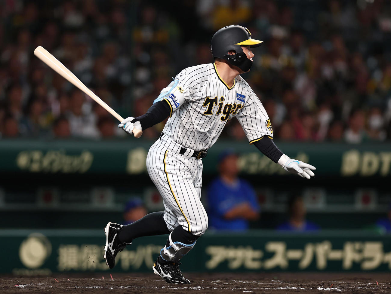 阪神対DeNA 7回裏阪神無死二、三塁、左前適時打を放つ糸原（撮影・前田充）