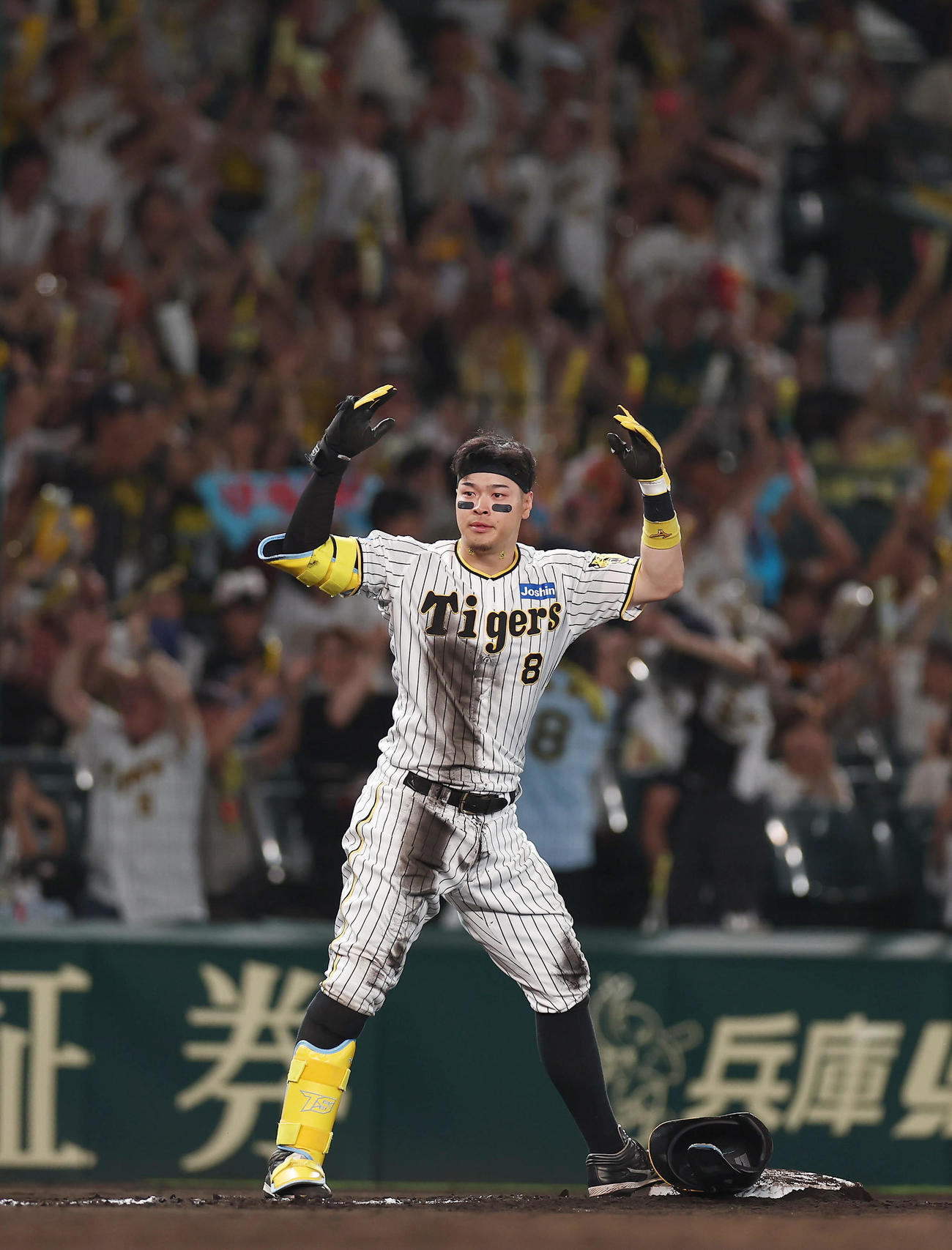 阪神対DeNA 7回裏阪神2死一、二塁、左翼線へ逆転の2点適時三塁打を放ち、ベンチへ向かってポーズをとる佐藤輝（撮影・前田充）