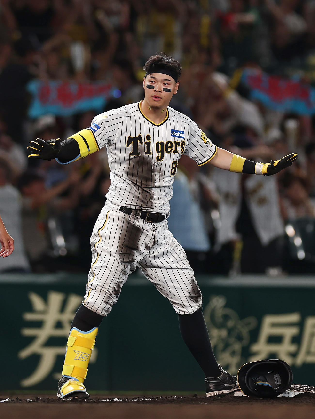 阪神対DeNA 7回裏阪神2死一、二塁、左翼線へ逆転の2点適時三塁打を放ち、カモメポーズをする佐藤輝（撮影・前田充）