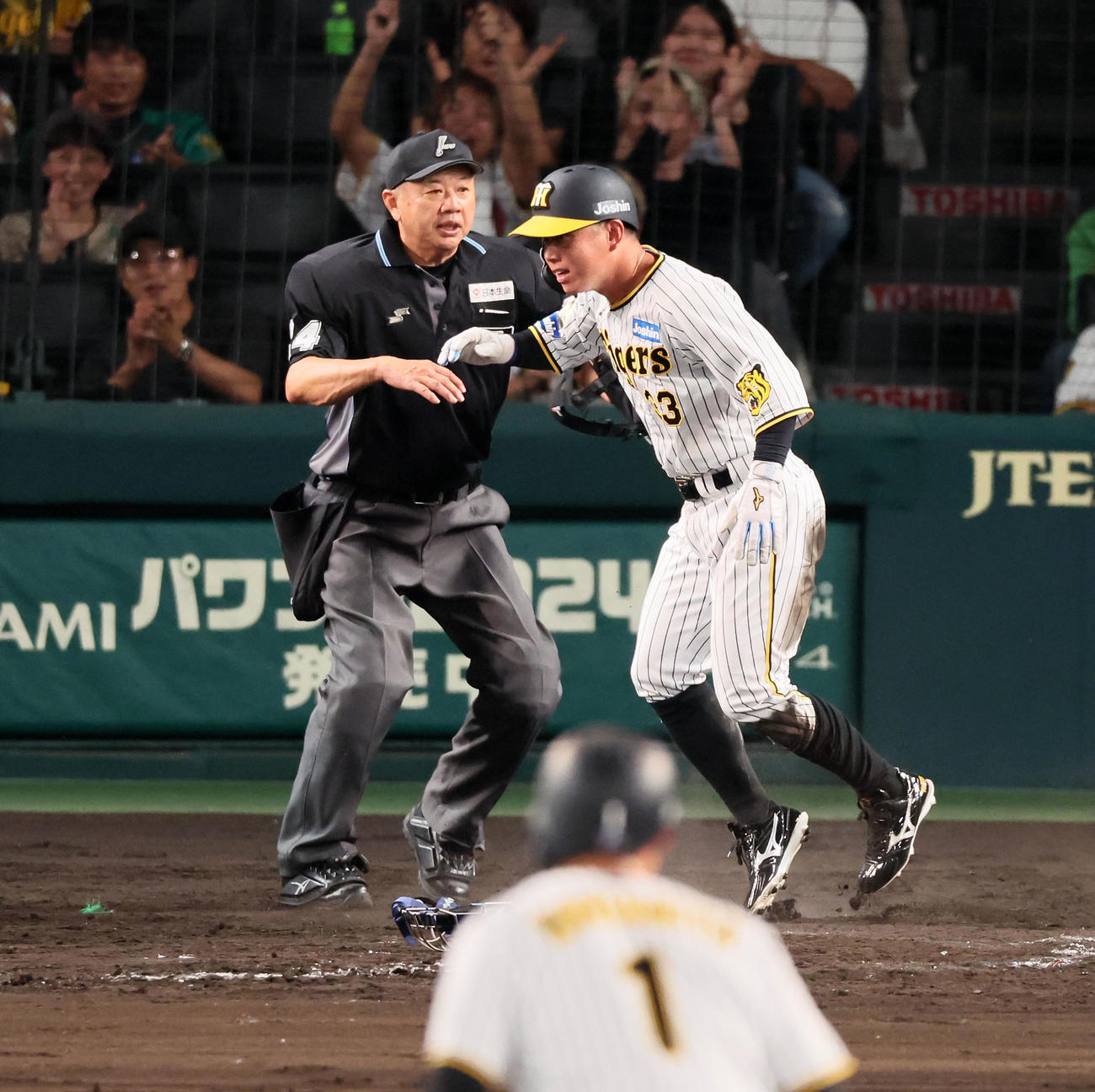 阪神対DeNA 7回裏阪神2死一、二塁、二塁走者糸原は大山の右適時打で生還（撮影・加藤哉）