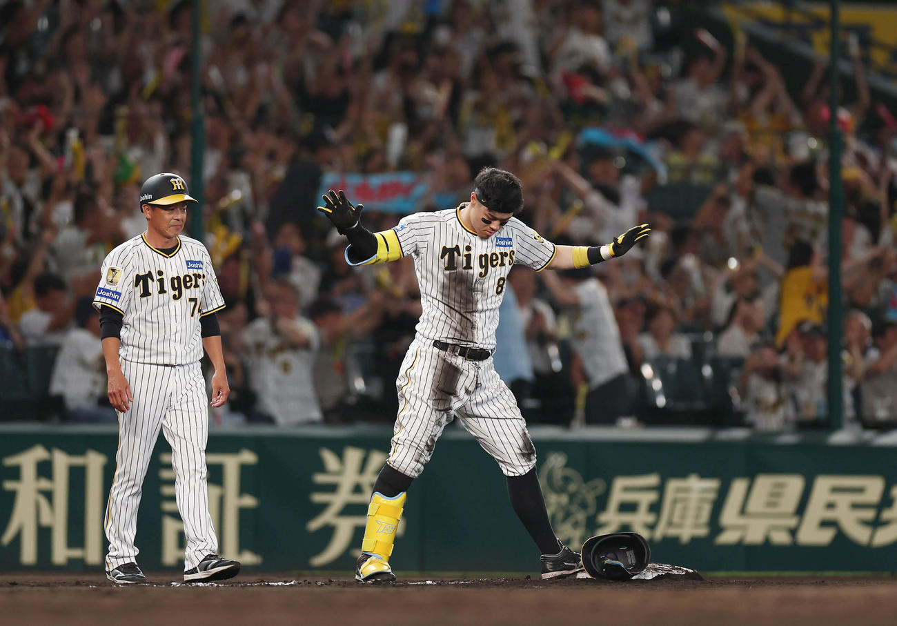 阪神対DeNA 7回裏阪神2死一、二塁、左翼線へ逆転の2点適時三塁打を放ち、カモメポーズをする佐藤輝（撮影・前田充）