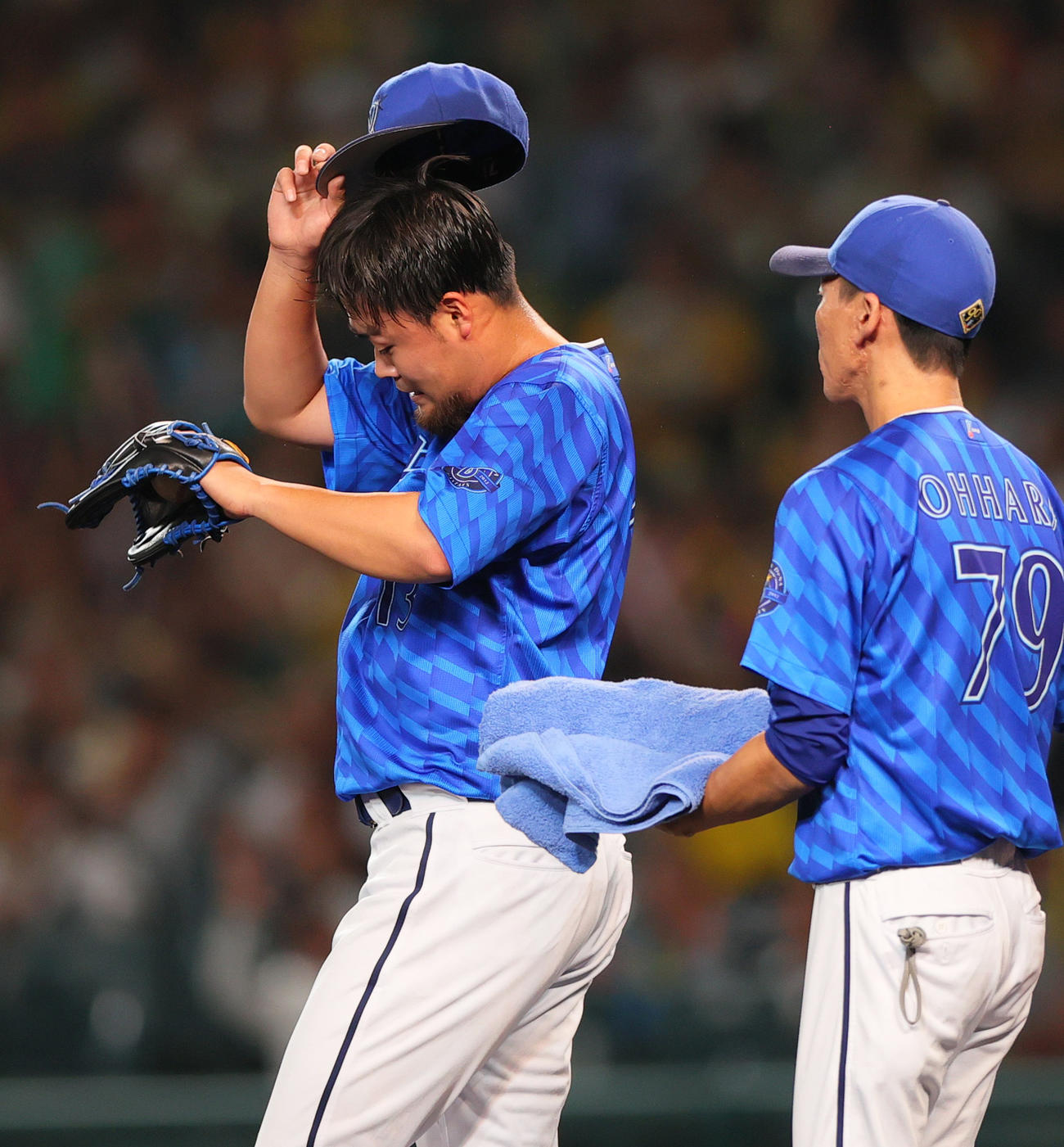 阪神対DeNA 7回裏阪神2死一、二塁、伊勢（左）は佐藤輝（左）に左2点適時三塁打を浴びる（撮影・上山淳一）