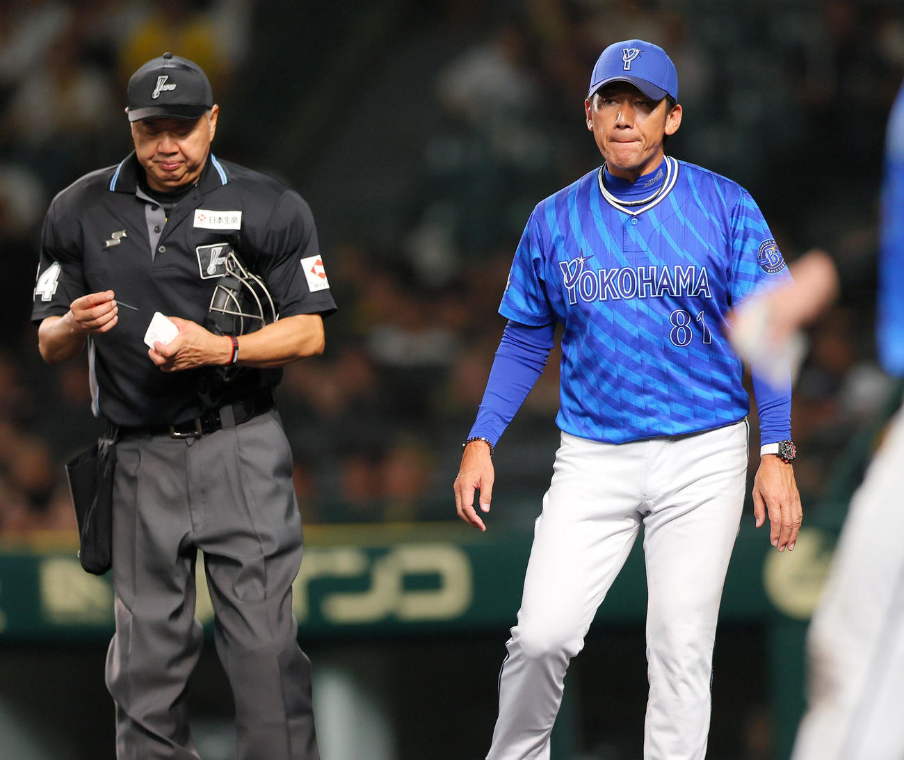 阪神対DeNA 8回表終了後、DeNA三浦監督は選手交代を告げベンチへ戻る（撮影・上山淳一）