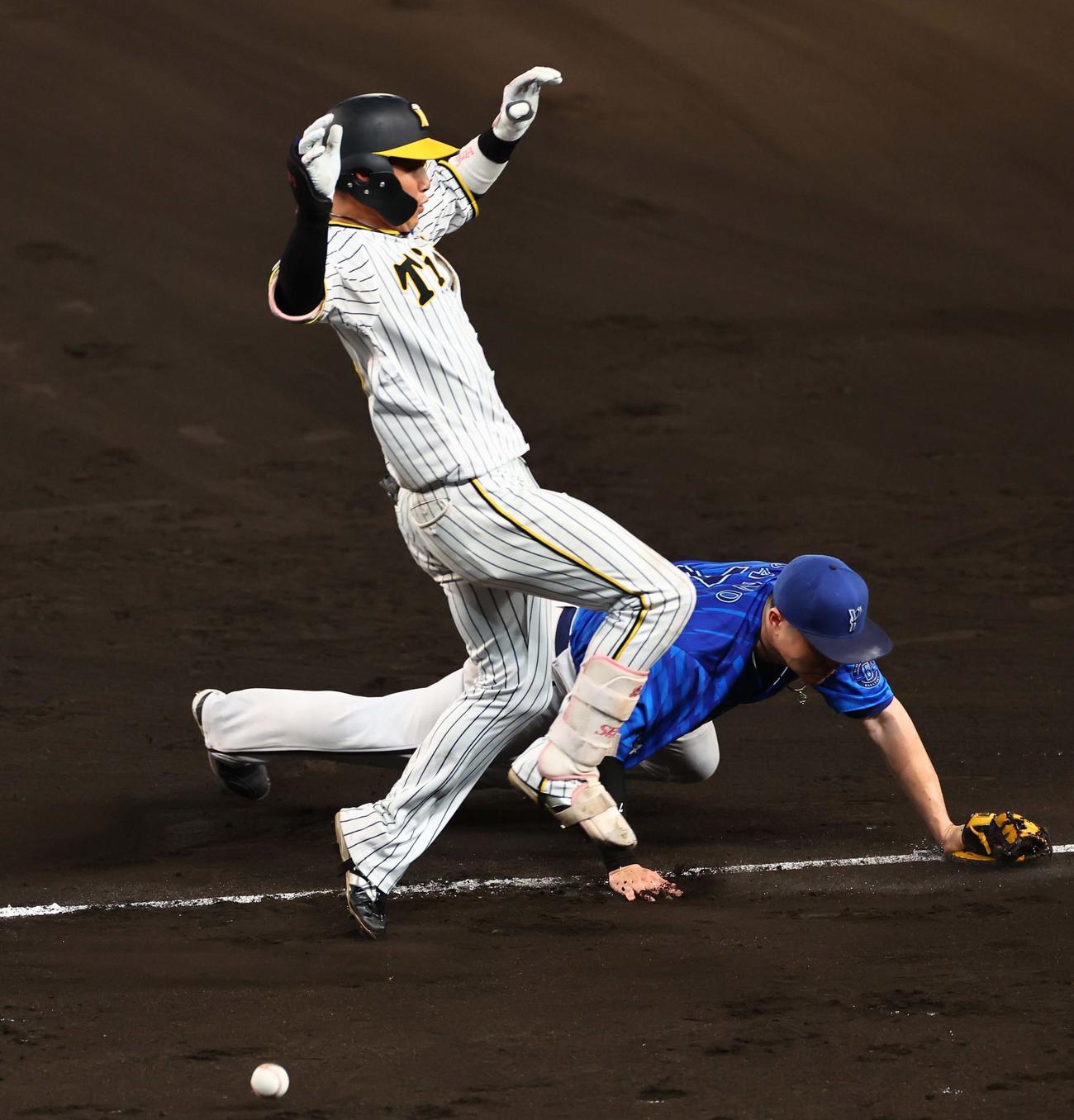 阪神対DeNA 7回裏阪神無死一塁、佐野（右）は牧の悪送球を捕球できず。打者は木浪（撮影・上田博志）
