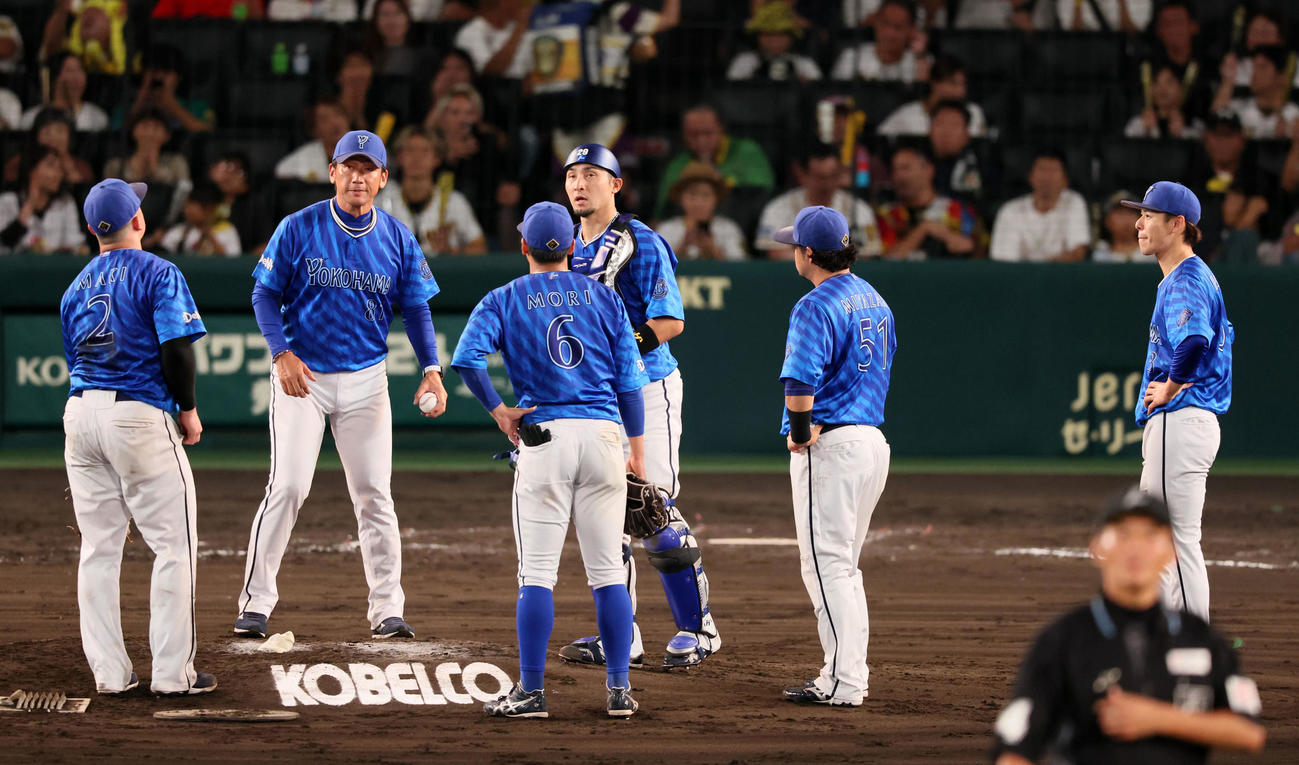 阪神対DeNA 7回裏阪神無死一、三塁、マウンドへ向かった三浦監督（左から2人目）は中川（右端）に交代を告げた（撮影・加藤哉）