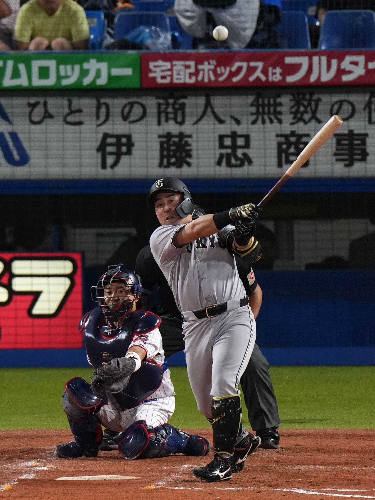 ヤクルト対巨人　3回表巨人1死一、二塁、左前適時打を放つ浅野（撮影・横山健太）