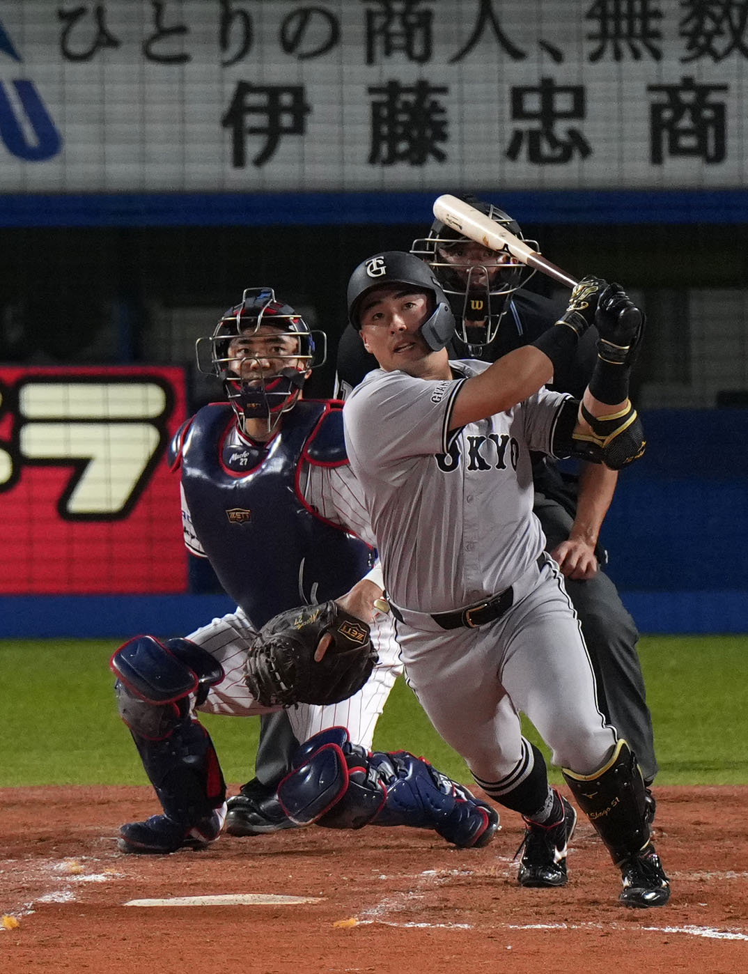 ヤクルト対巨人　3回表巨人1死一、二塁、左前適時打を放つ浅野（撮影・横山健太）