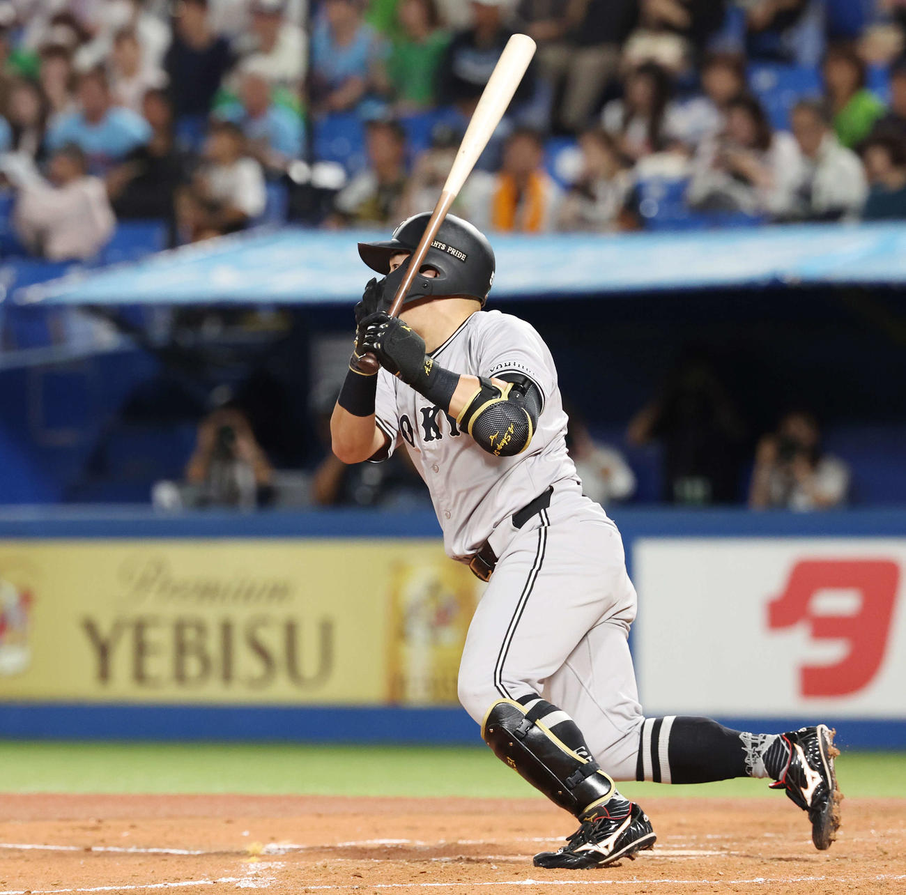 ヤクルト対巨人　3回表巨人1死一、二塁、左前適時打を放つ浅野（撮影・宮地輝）