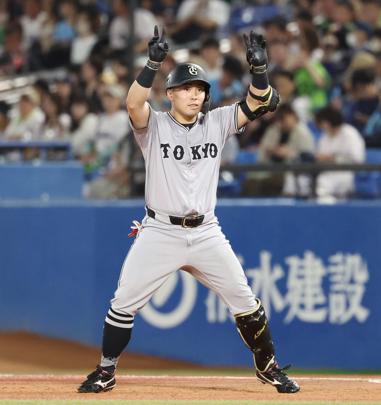 ヤクルト対巨人　3回表巨人1死一、二塁、左前適時打を放ちポーズをとる浅野（撮影・宮地輝）