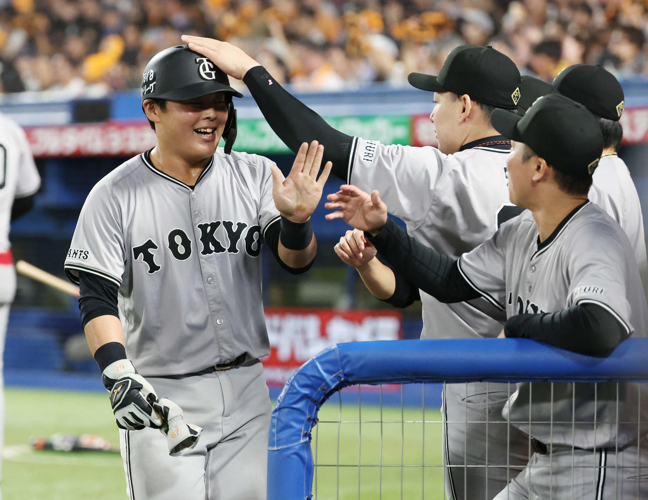 ヤクルト対巨人　6回表巨人無死一、三塁、代打岸田の右前適時打で生還した山瀬はチームメートに迎えられる（撮影・宮地輝）
