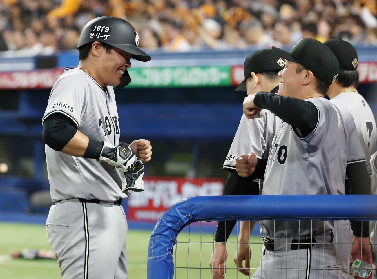 ヤクルト対巨人　6回表巨人無死一、三塁、代打岸田の右前適時打で生還した山瀬（左）は坂本と喜ぶ（撮影・宮地輝）