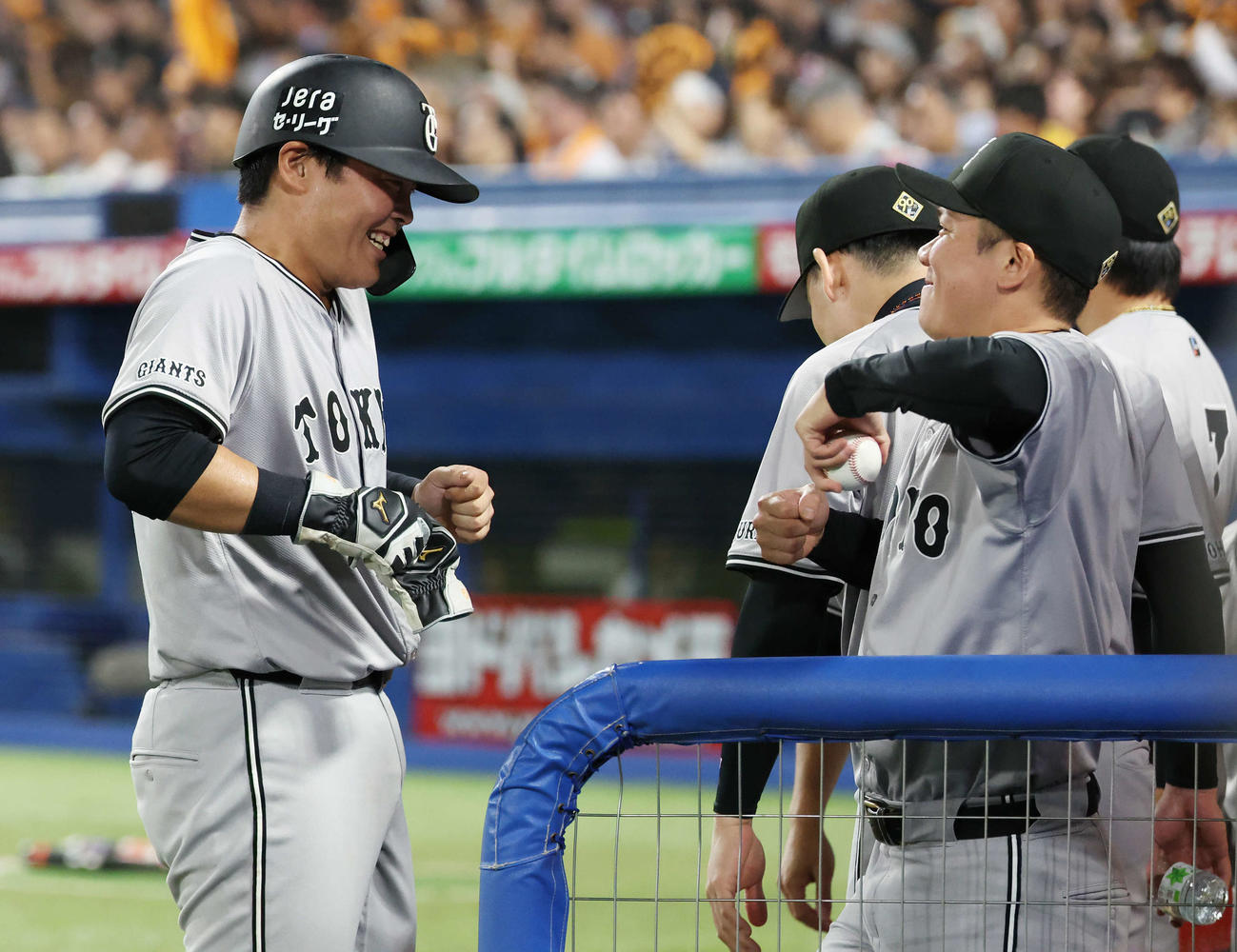 ヤクルト対巨人　6回表巨人無死一、三塁、代打岸田の右前適時打で生還した山瀬（左）は坂本と喜ぶ（撮影・宮地輝）