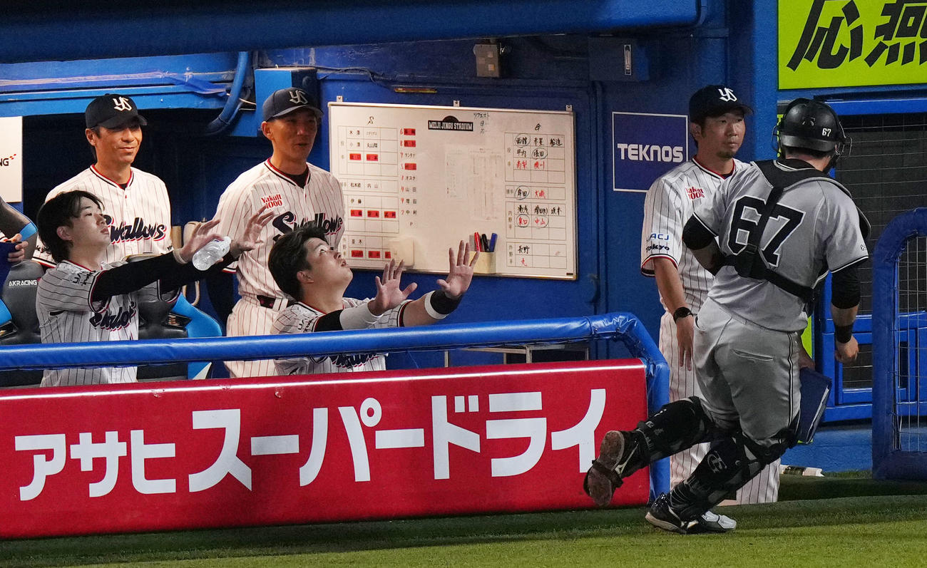 ヤクルト対巨人　6回裏ヤクルト1死、山田の打球を追う山瀬（右）を止める長岡（左）と村上（同2人目）（撮影・横山健太）