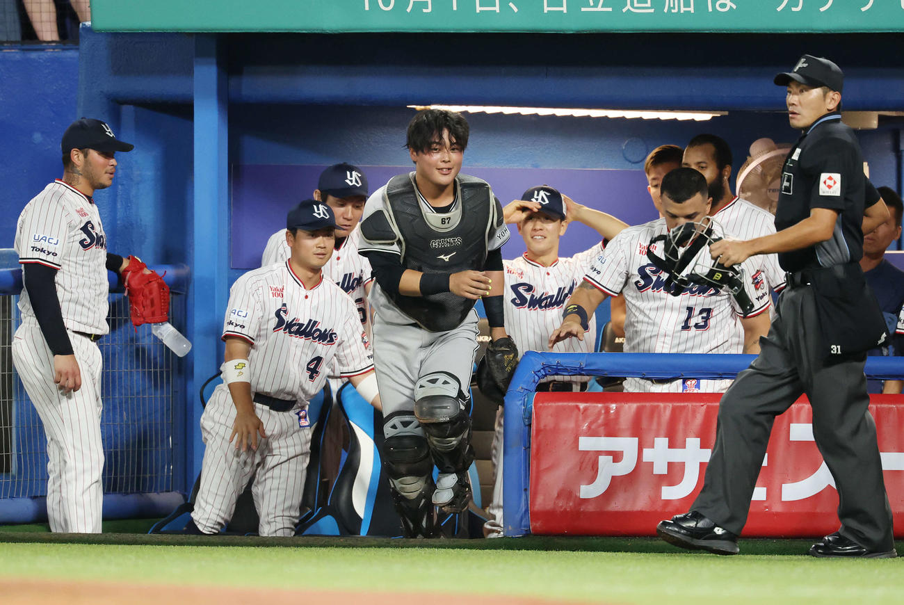 ヤクルト対巨人　1回裏ヤクルト2死二塁、山田のフライを追いかけヤクルトベンチに突っ込んだ山瀬（中央）（撮影・宮地輝）