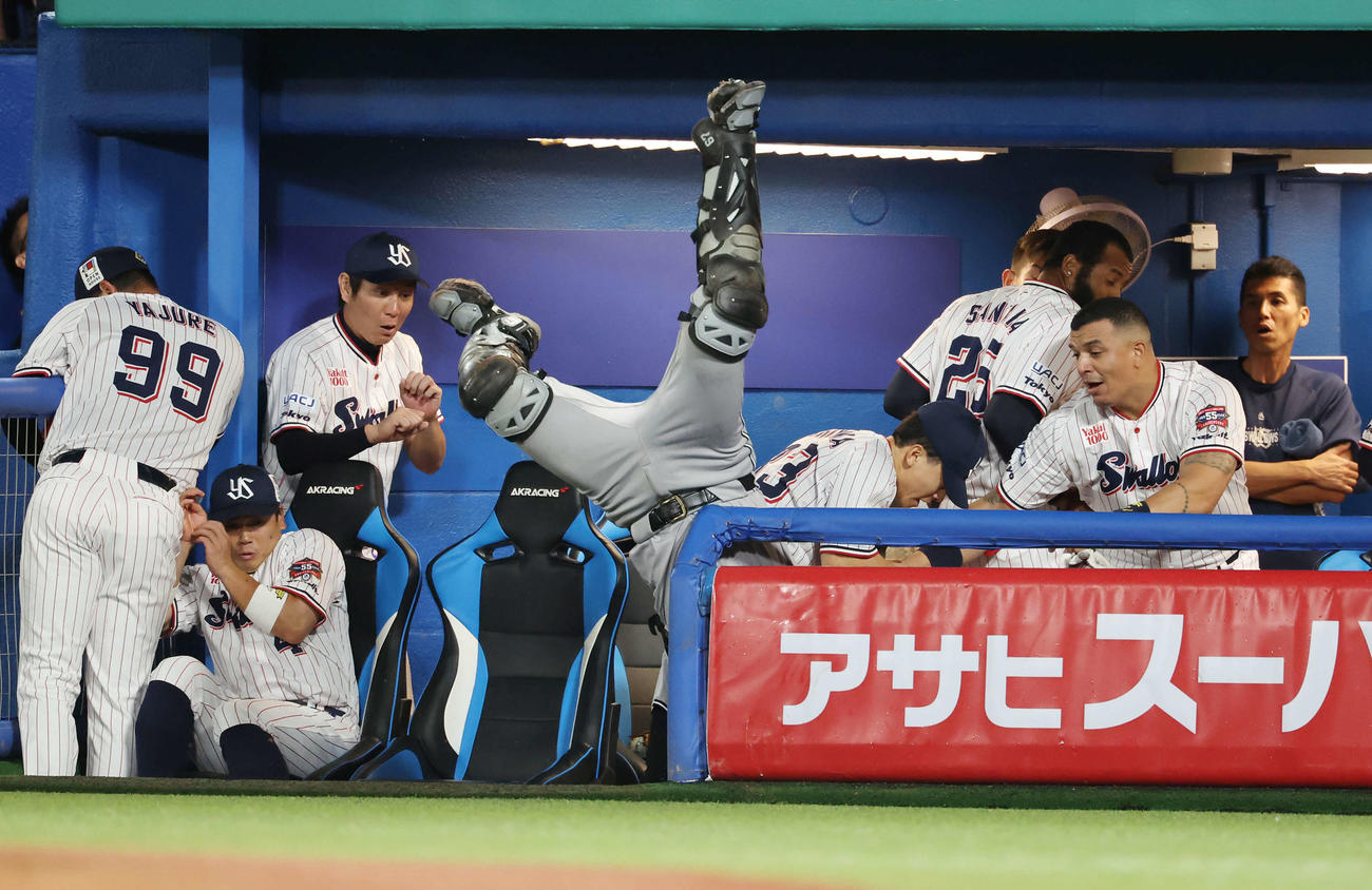 ヤクルト対巨人　1回裏ヤクルト2死二塁、山田のフライを追いかけヤクルトベンチに突っ込む山瀬（中央）（撮影・宮地輝）