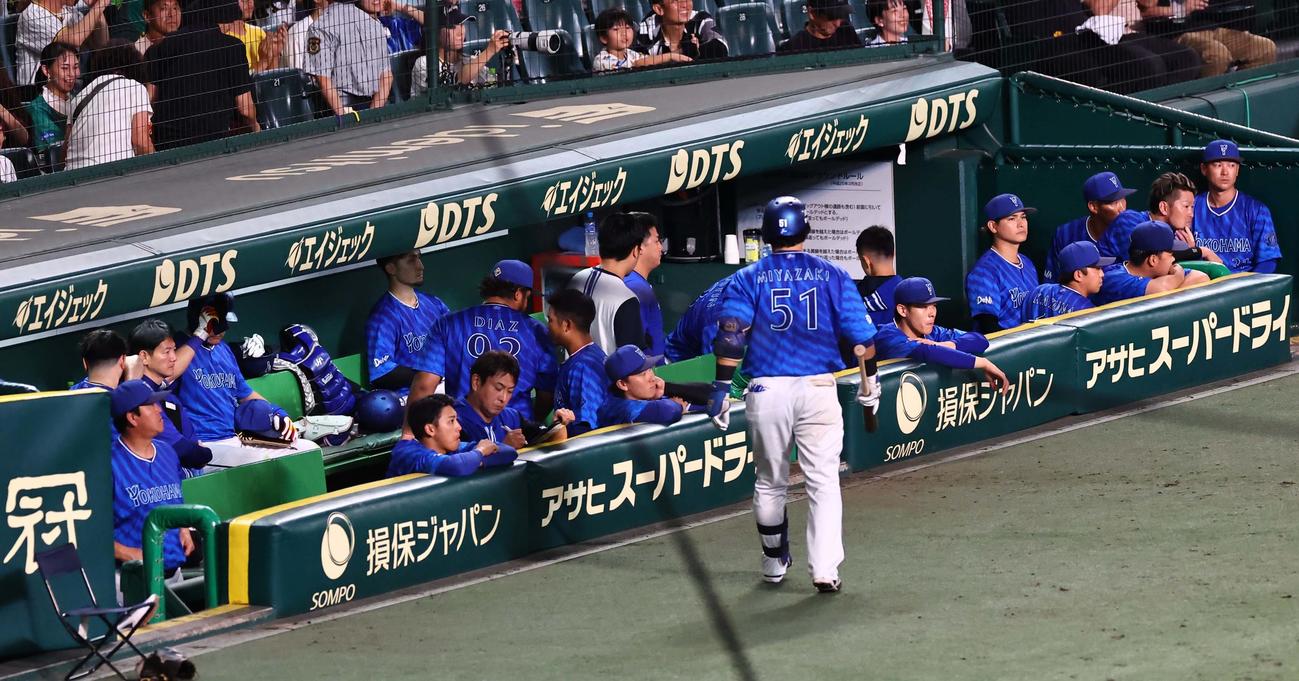 阪神対DeNA　阪神に逆転負けしたDeNAナインは肩を落としてベンチを引き揚げる（撮影・上田博志）