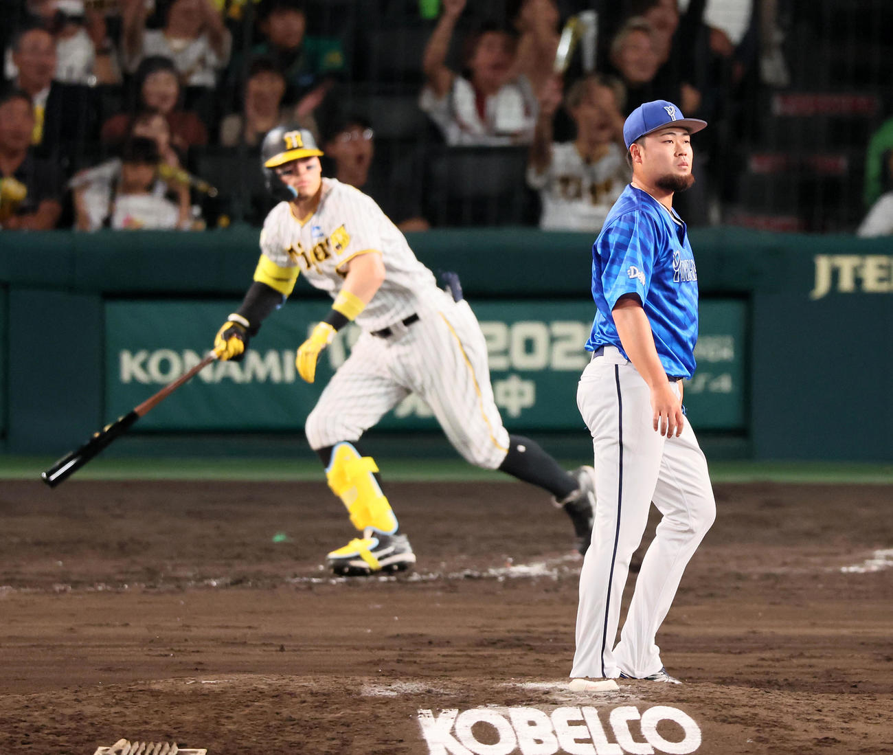 阪神対DeNA 7回裏阪神2死一、二塁、伊勢は佐藤輝に左へ適時三塁打を打たれ逆転を許す（撮影・加藤哉）