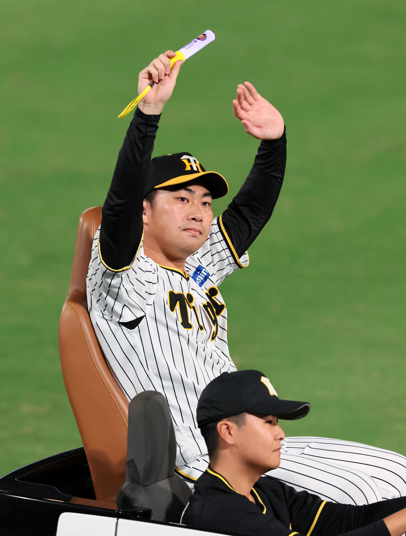 阪神対DeNA　ヒーローインタビューを終えリリーフカーで場内1周する桐敷（撮影・加藤哉）