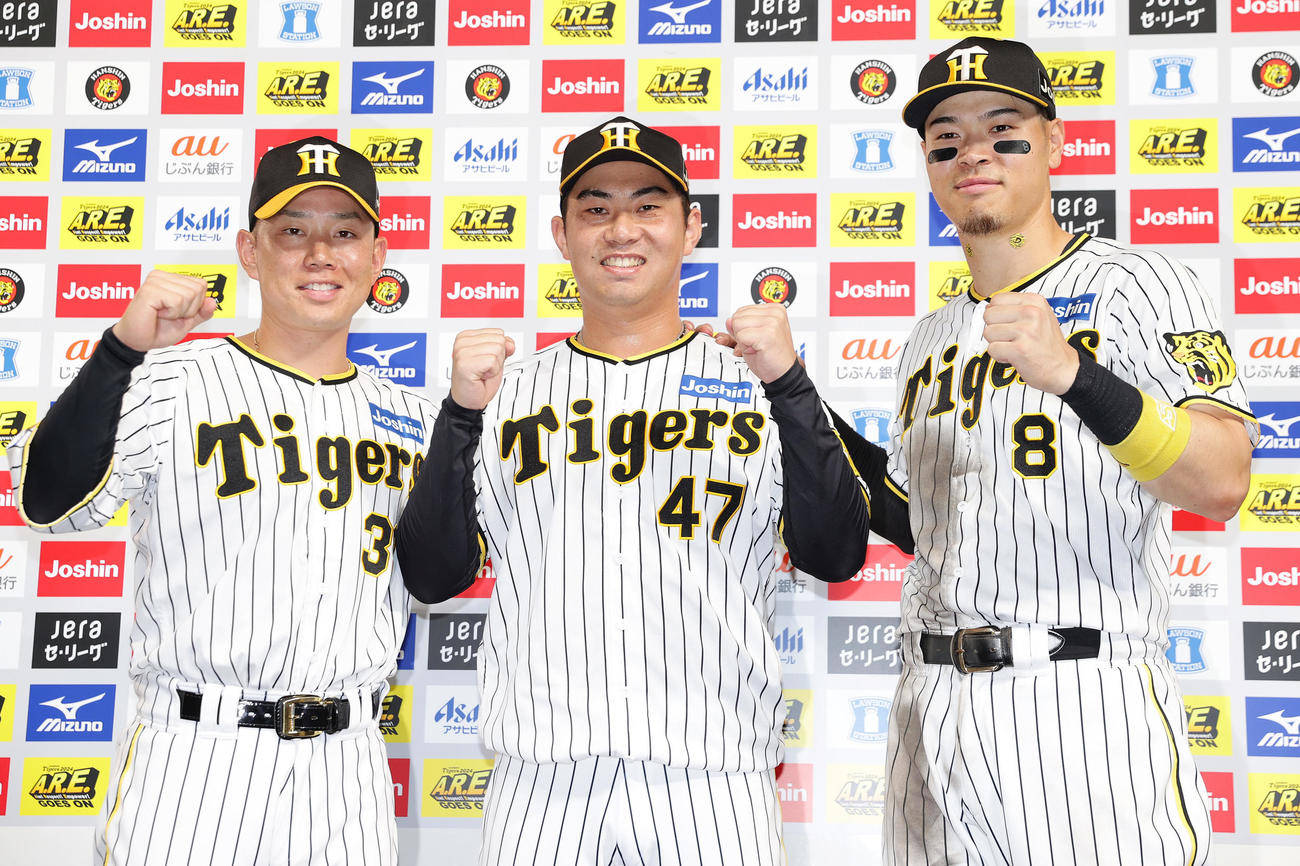 阪神対DeNA　ヒーローインタビューを終え笑顔でガッツポーズする、左から阪神糸原、桐敷、佐藤輝（撮影・前田充）
