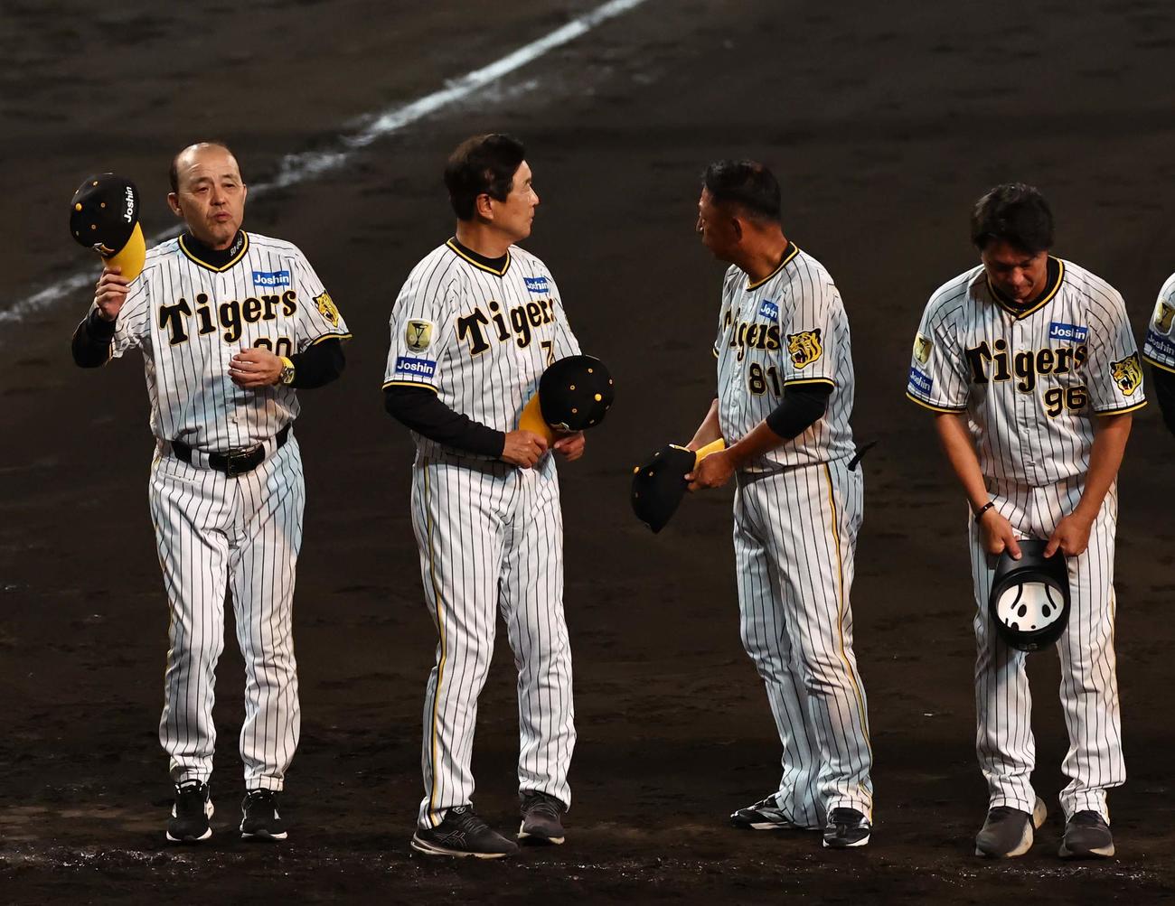 阪神対DeNA 2位を確定させた岡田監督（左）はファンにあいさつをする（撮影・上田博志）