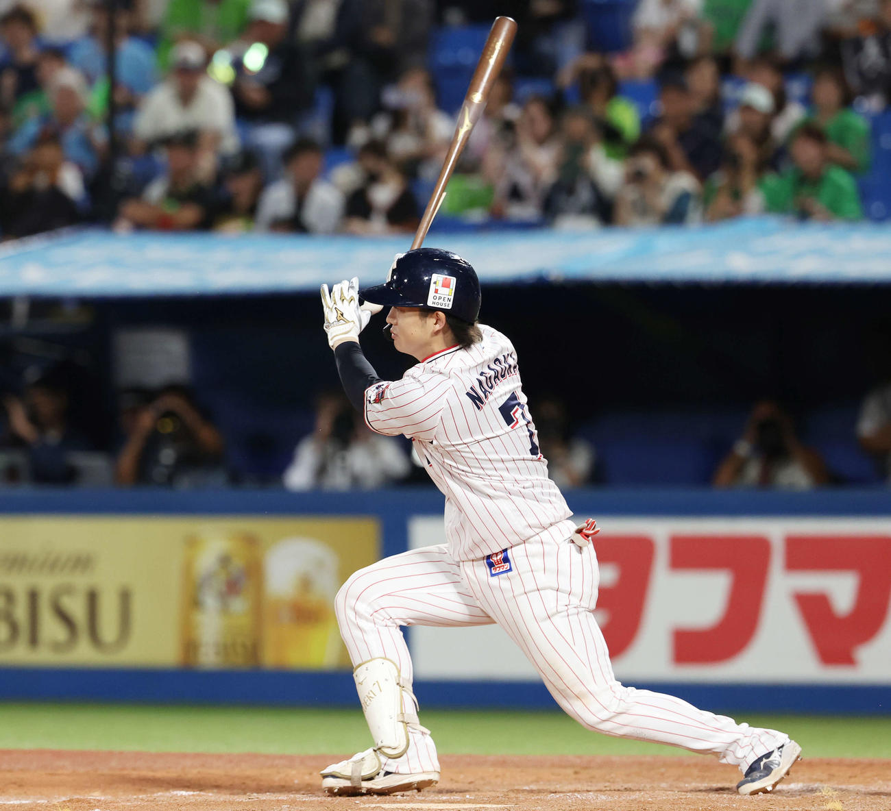 ヤクルト対巨人　9回裏ヤクルト1死一、三塁、右前サヨナラ適時打を放つ長岡（撮影・宮地輝）