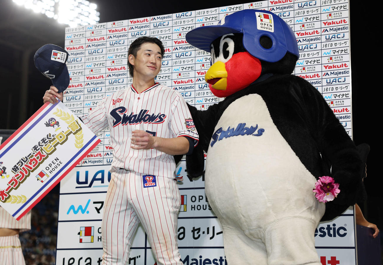 ヤクルト対巨人　笑顔でつば九郎（右）を見つめるヤクルト長岡（撮影・宮地輝）