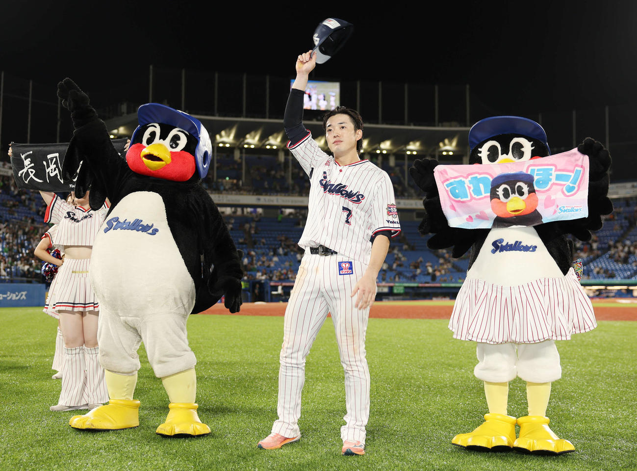 ヤクルト対巨人　スタンドにあいさつするヤクルト長岡（撮影・宮地輝）