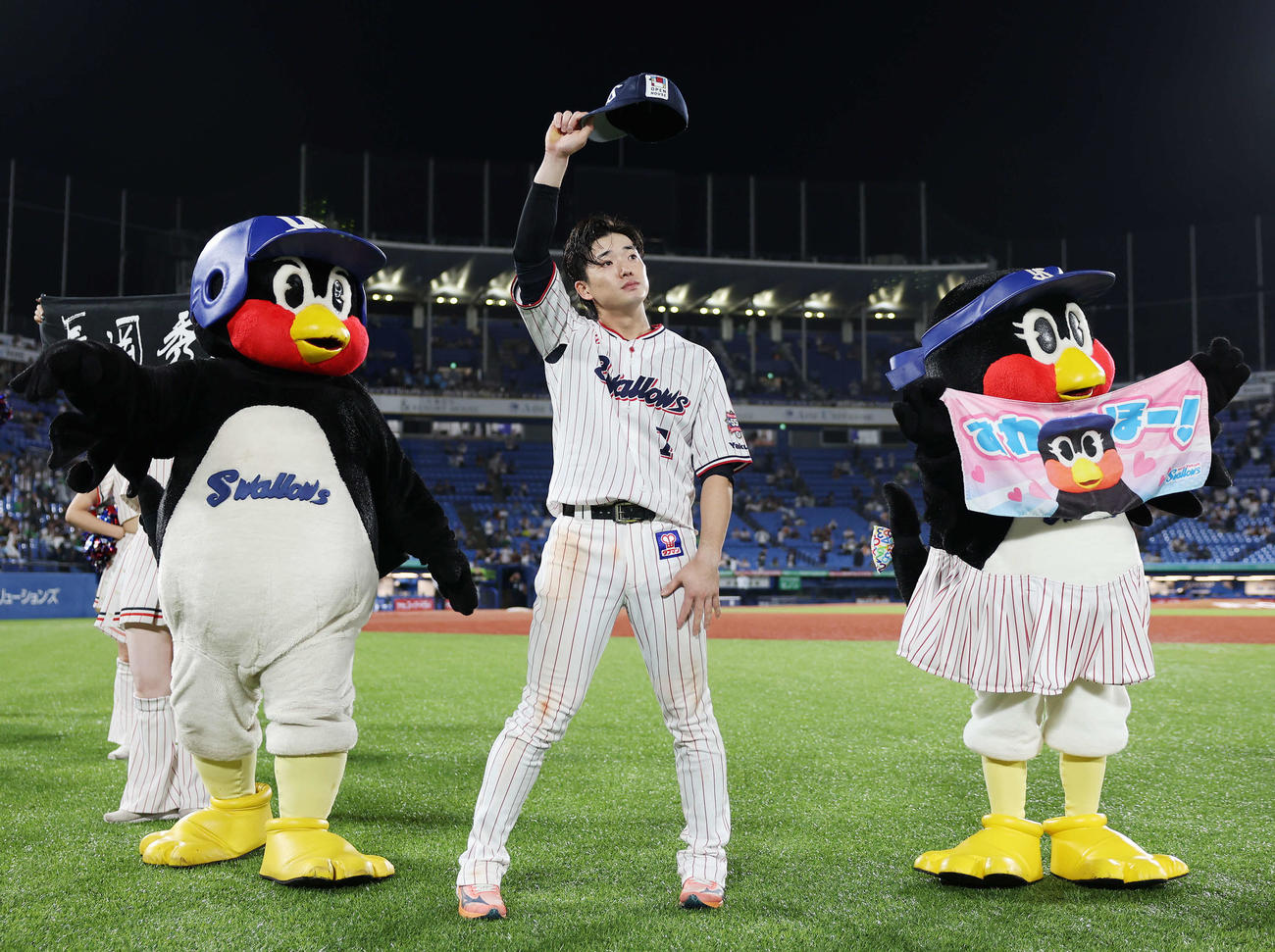 ヤクルト対巨人　スタンドにあいさつするヤクルト長岡（撮影・宮地輝）