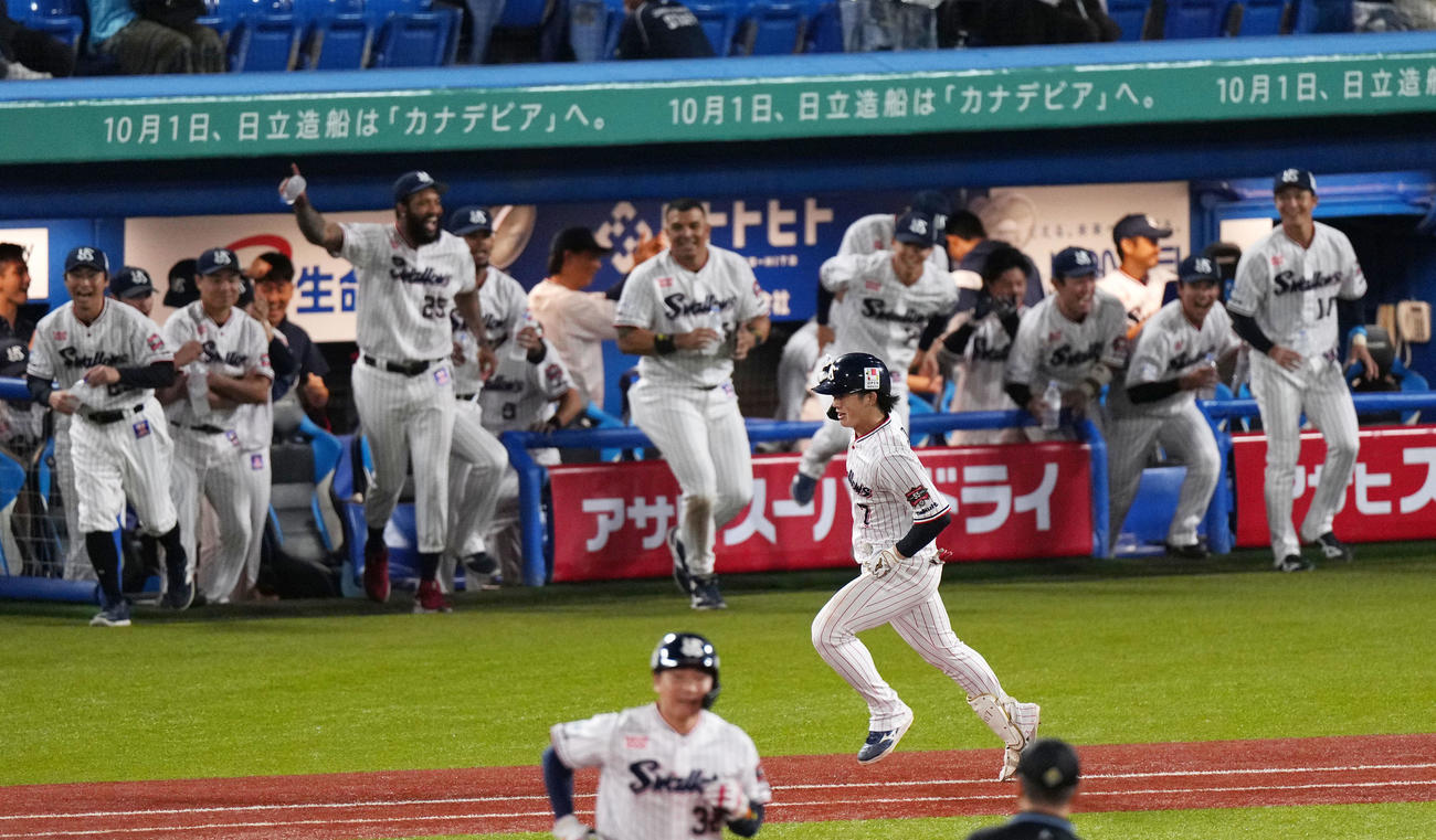 ヤクルト対巨人　9回裏ヤクルト1死一、三塁、サヨナラとなる右前適時打を放ち笑顔で一塁へ向かう長岡（撮影・横山健太）