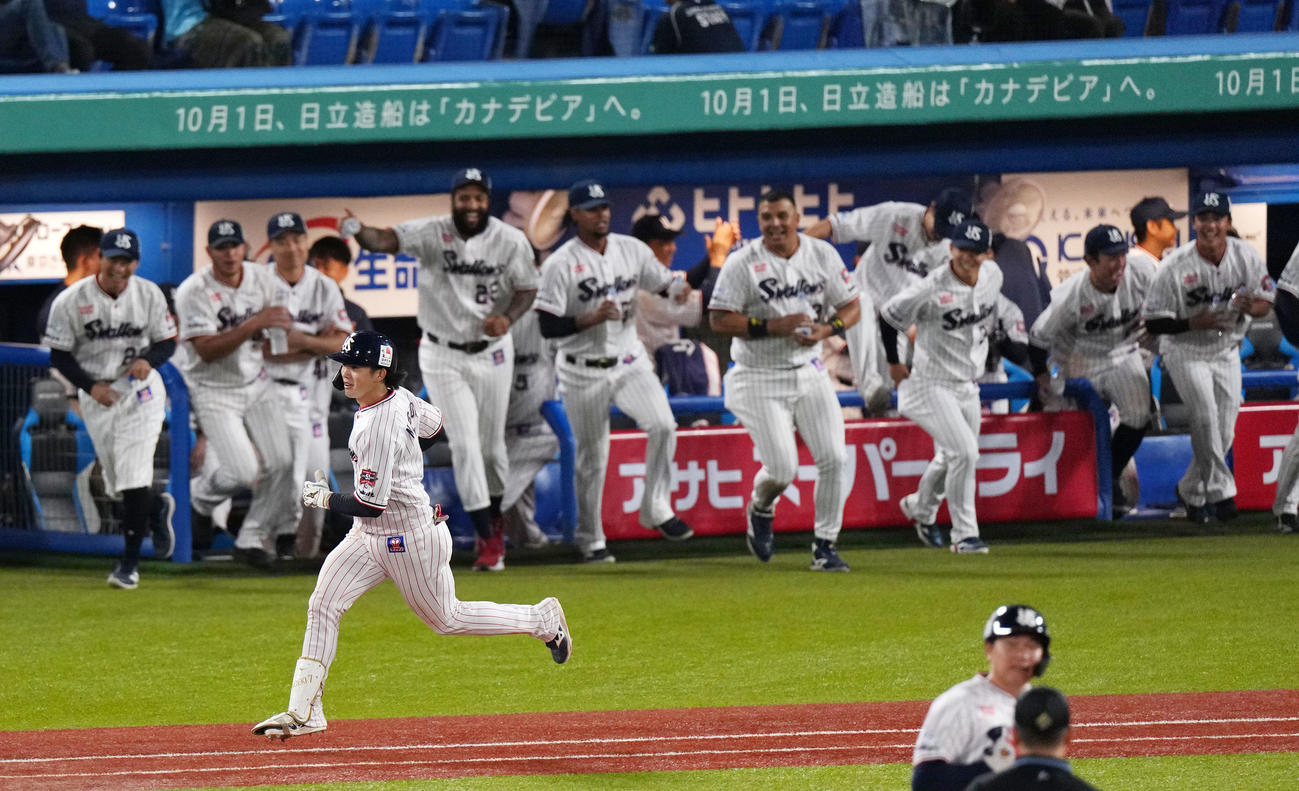 ヤクルト対巨人　9回裏ヤクルト1死一、三塁、サヨナラとなる右前適時打を放ち笑顔で一塁へ向かう長岡（撮影・横山健太）