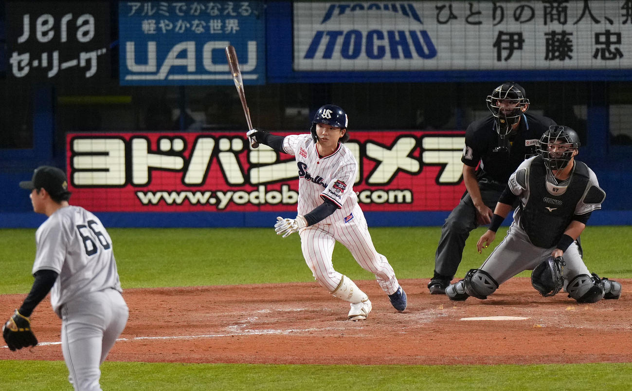 ヤクルト対巨人　9回裏ヤクルト1死一、三塁、サヨナラとなる右前適時打を放つ長岡。投手平内（撮影・横山健太）