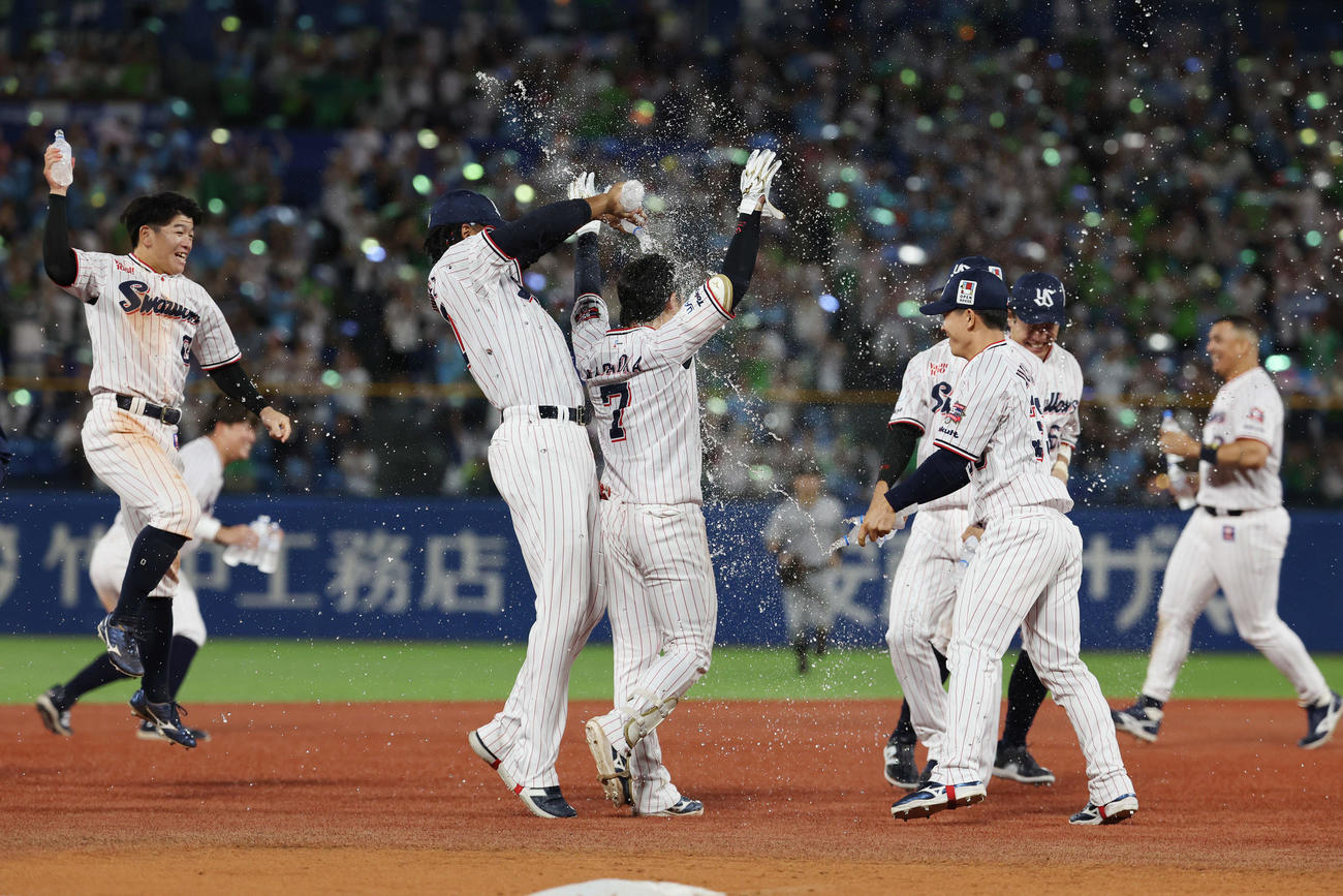 ヤクルト対巨人　9回裏ヤクルト1死一、三塁、右前サヨナラ適時打を放った長岡（中央）は祝福のウオーターシャワーを浴びる（撮影・宮地輝）