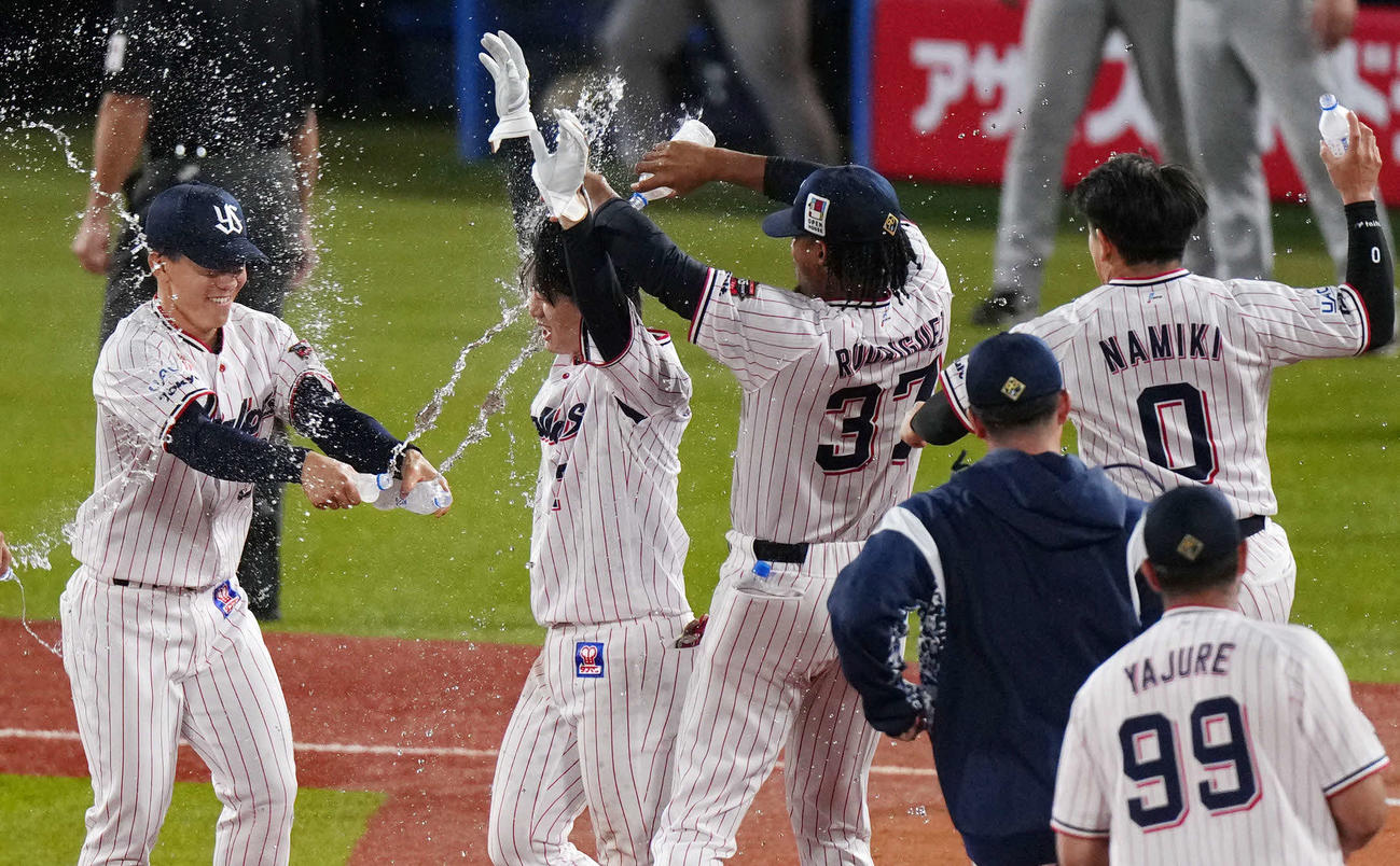 ヤクルト対巨人　9回裏ヤクルト1死一、三塁、サヨナラとなる右前適時打を放ちチームメートにもみくちゃにされる長岡（左から2人目）（撮影・横山健太）