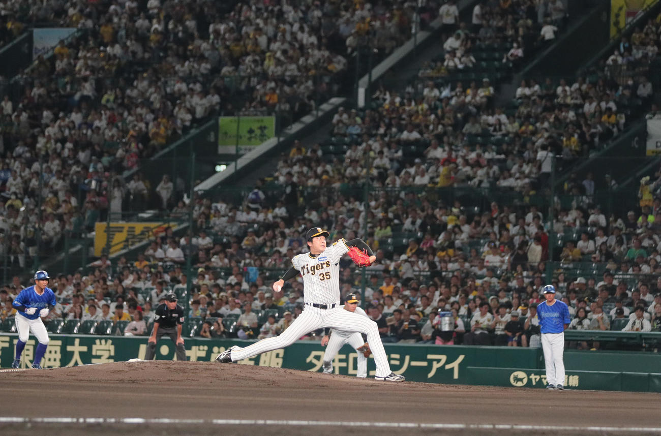阪神対DeNA　力投する阪神先発の才木（撮影・上山淳一）