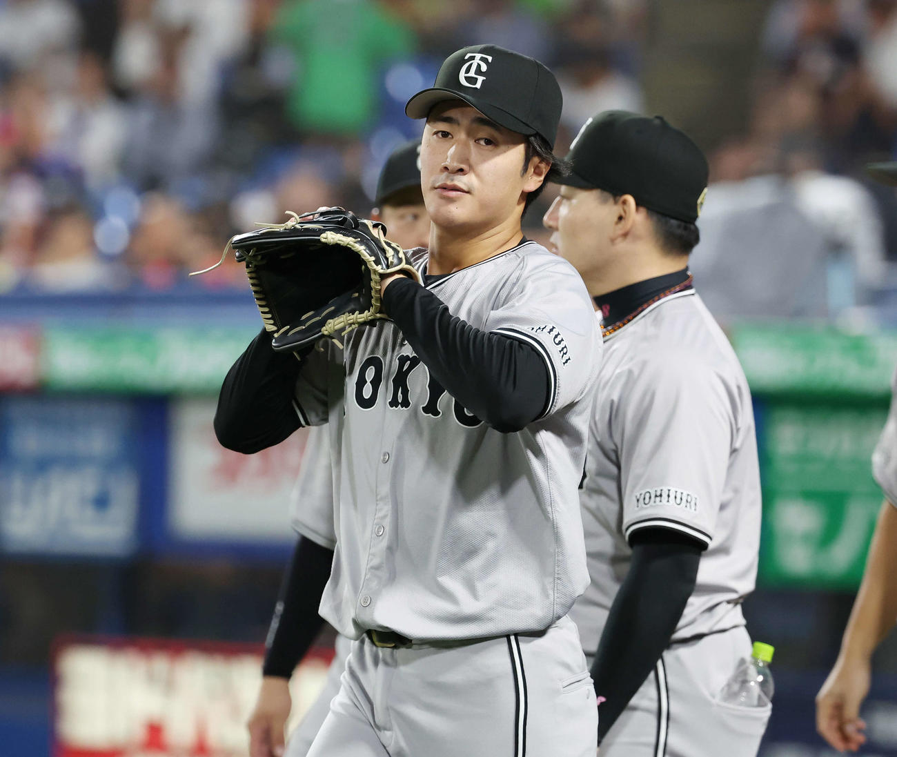 ヤクルト対巨人　6回裏を3者凡退に抑えた巨人西舘（撮影・宮地輝）