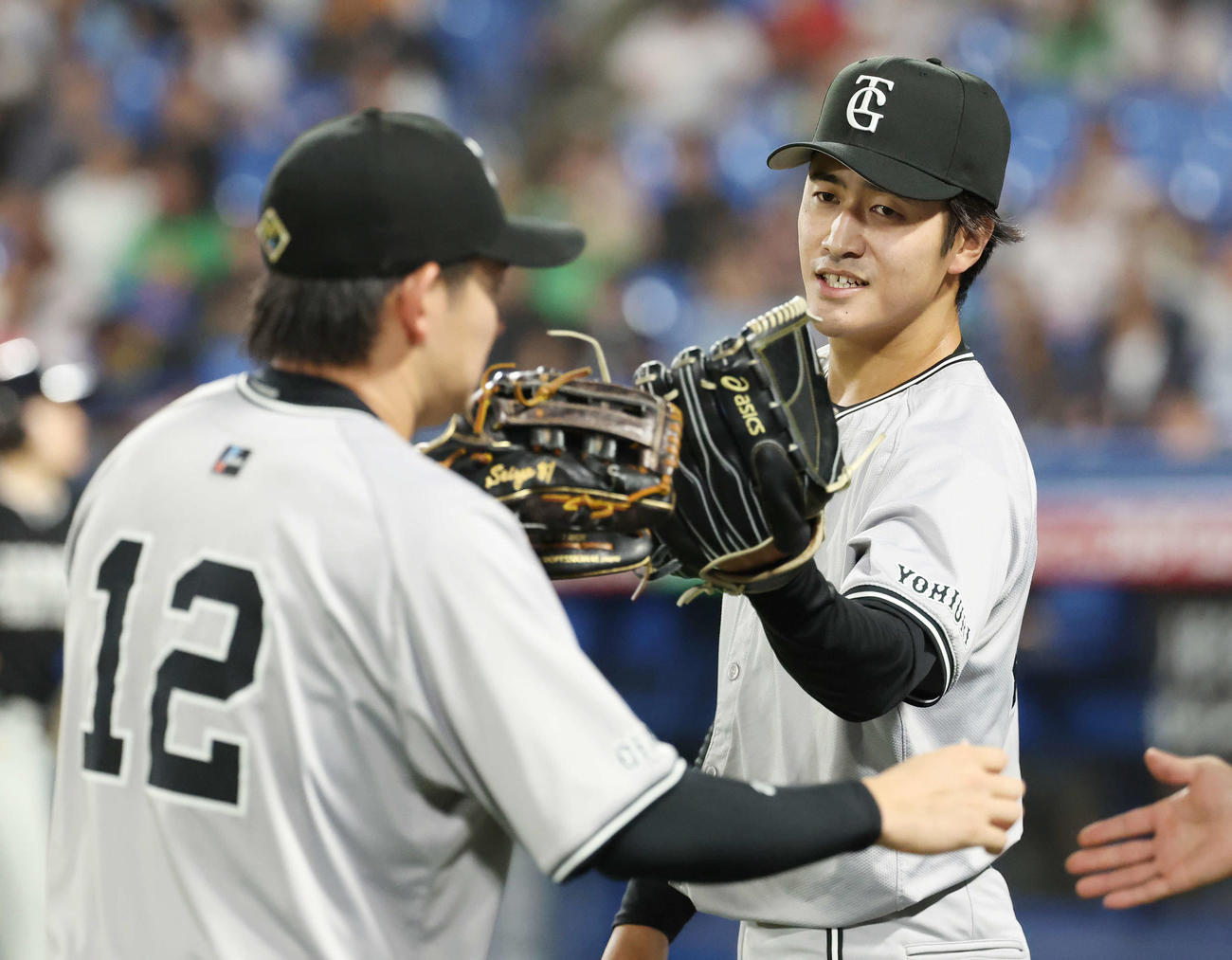 ヤクルト対巨人　6回裏を3者凡退に抑えチームメートを迎える巨人西舘（撮影・宮地輝）