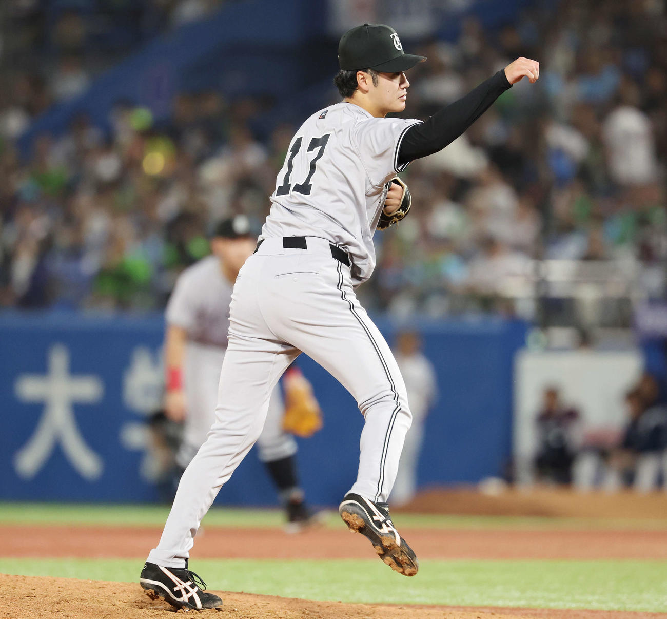 ヤクルト対巨人　巨人3番手の西舘（撮影・宮地輝）