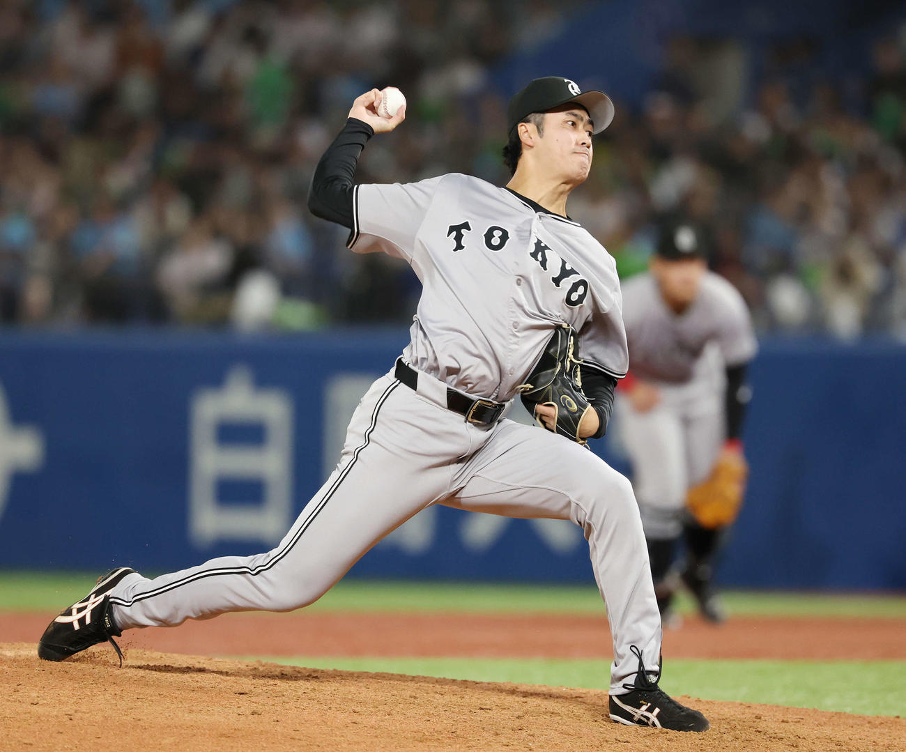 ヤクルト対巨人　巨人3番手の西舘（撮影・宮地輝）